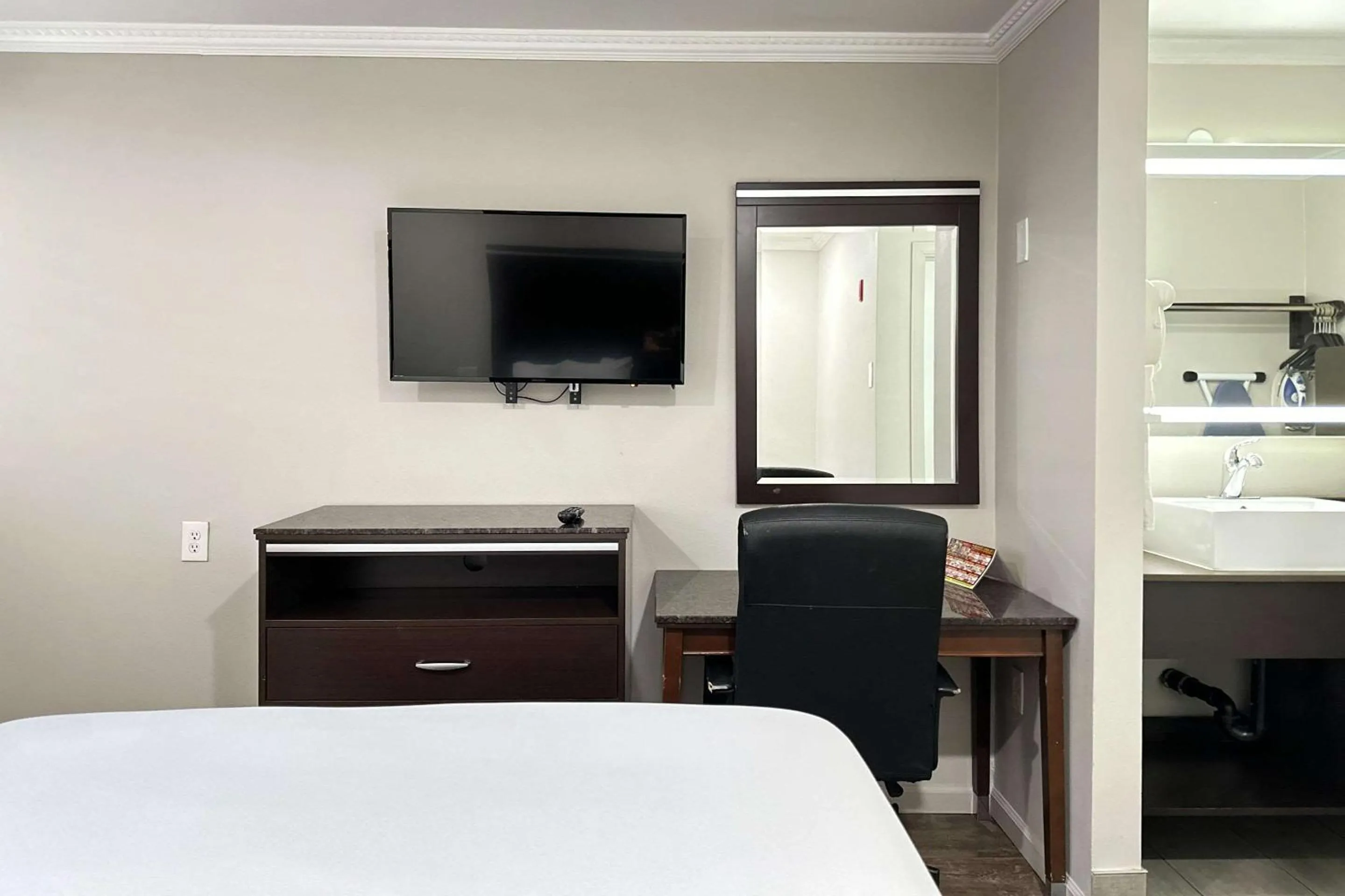 Bedroom, Bed in Rodeway Inn Lemon Grove San Diego East