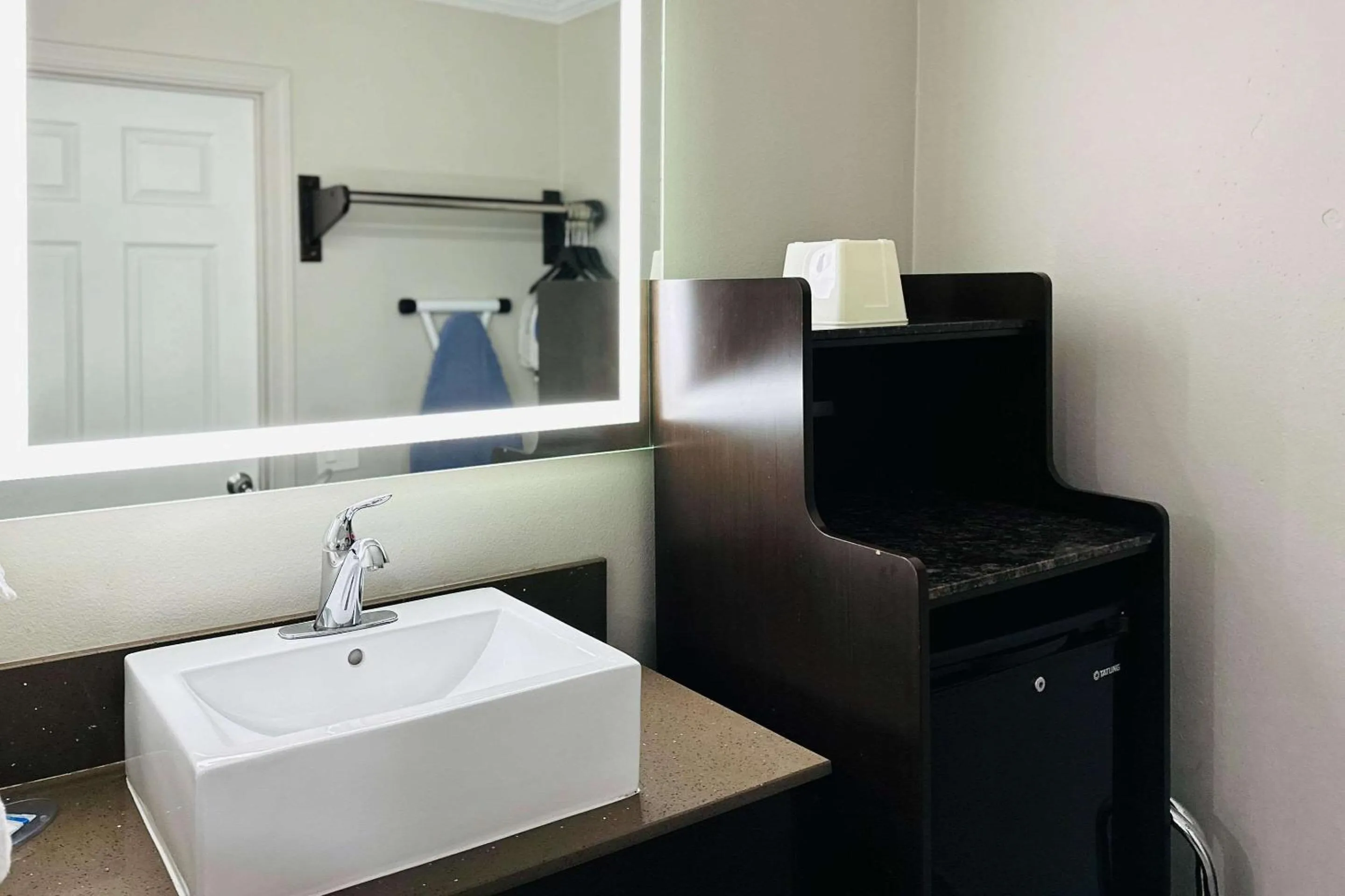 Bedroom in Rodeway Inn Lemon Grove San Diego East