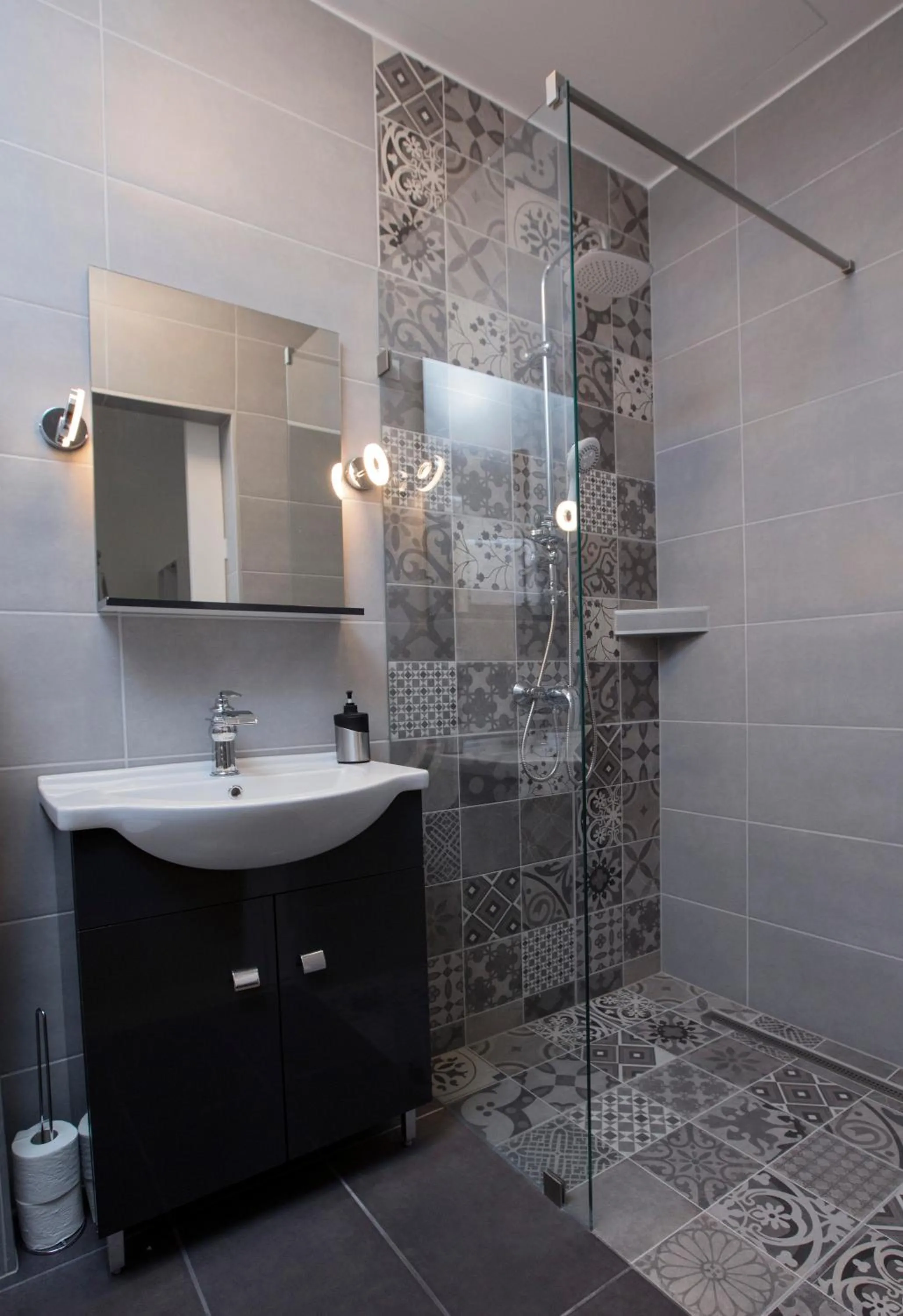 Shower in City Center Stúdió Apartmanok