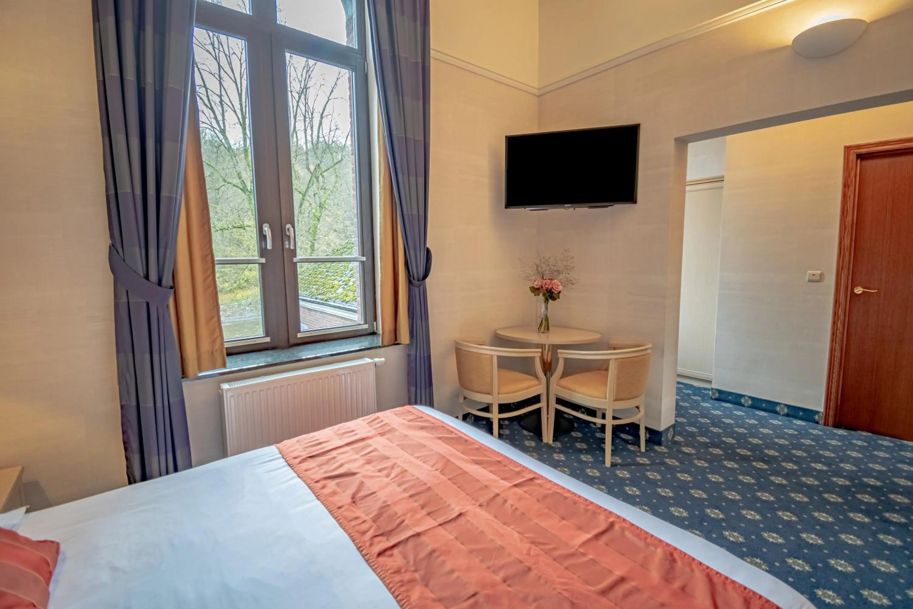 Photo of the whole room, Bed in Hotel des Comtes Durbuy