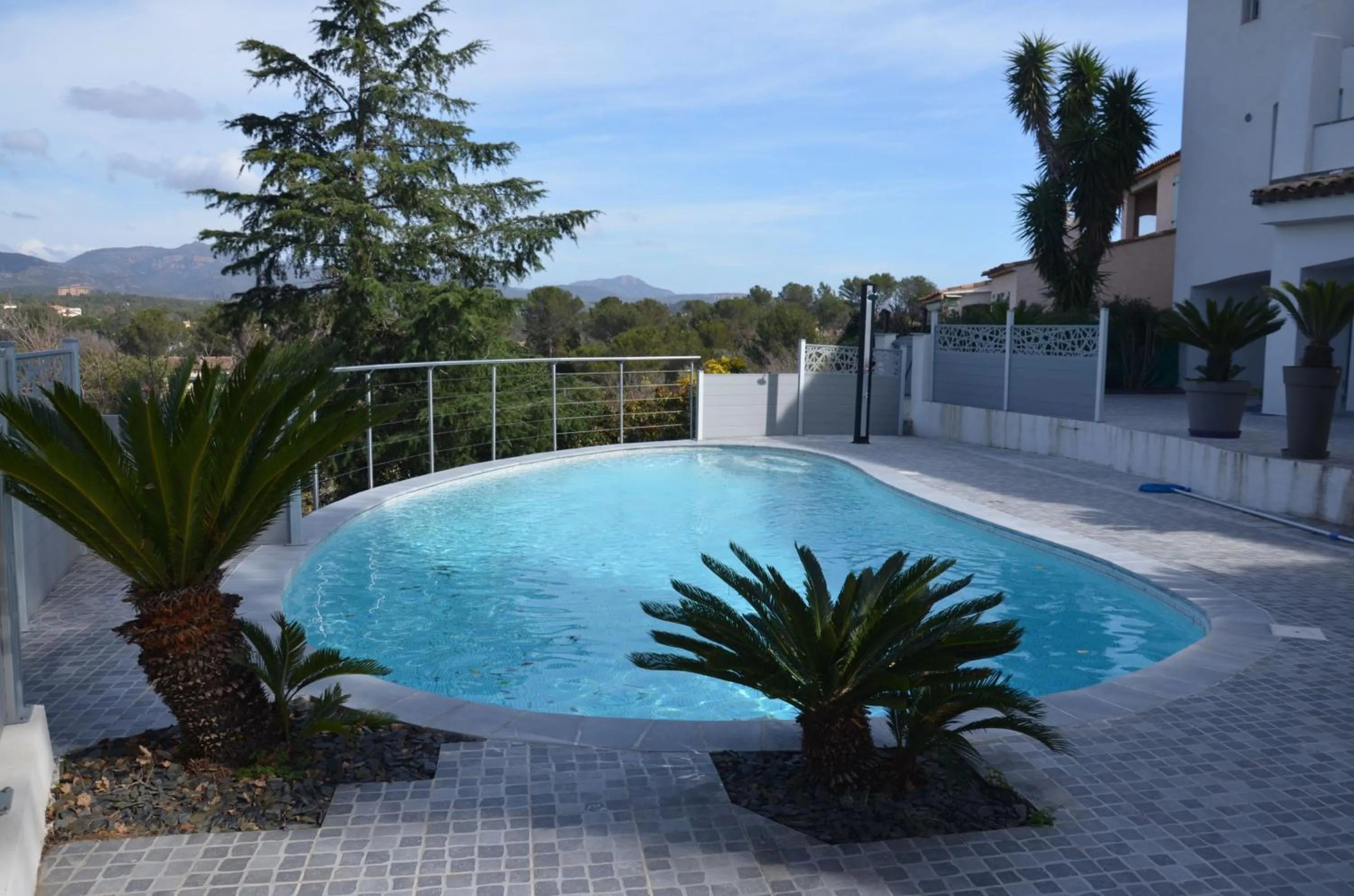 Belle maison avec piscine dans les hauteurs à Saint Raphael