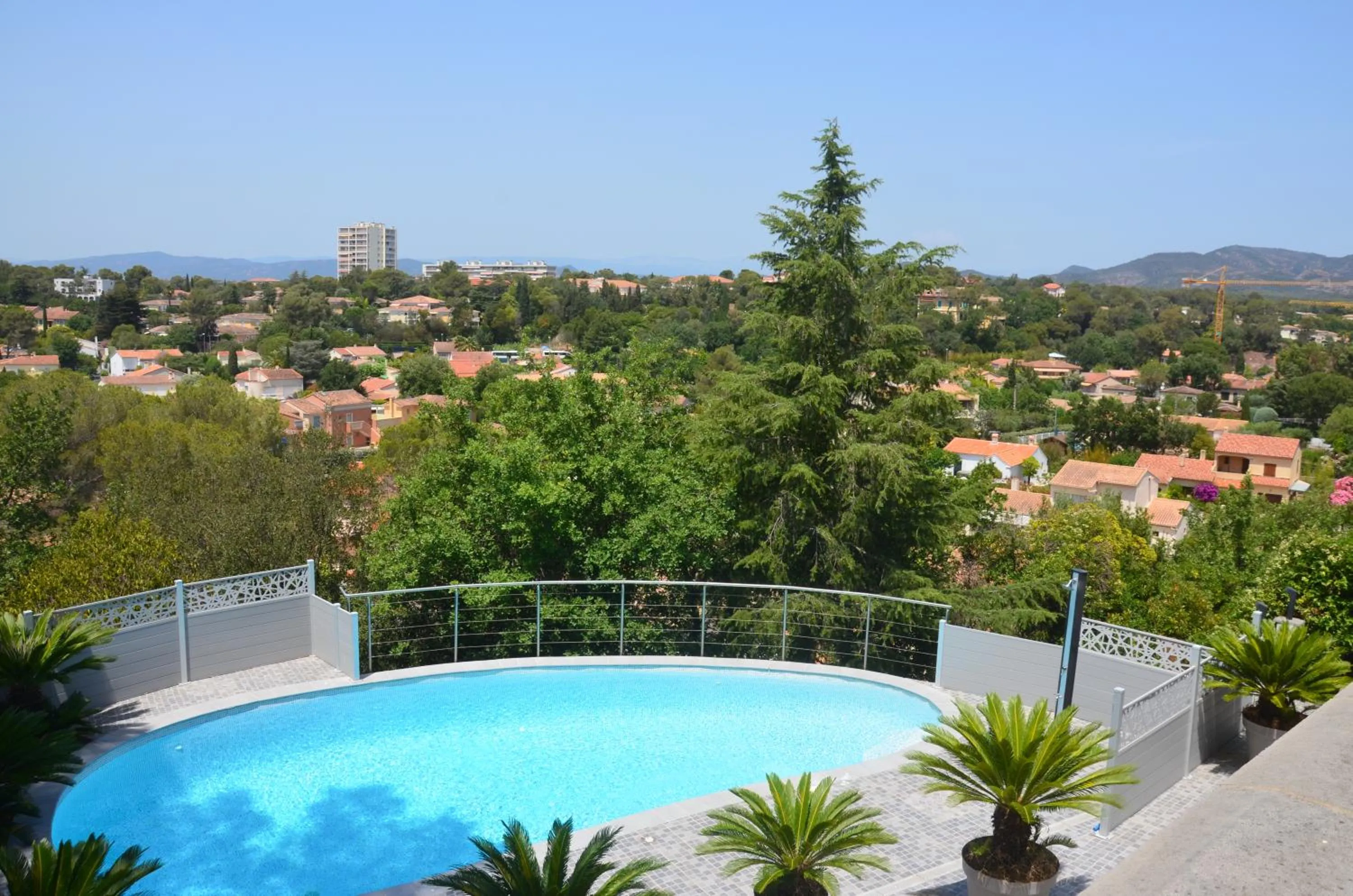 Belle maison avec piscine dans les hauteurs à Saint Raphael
