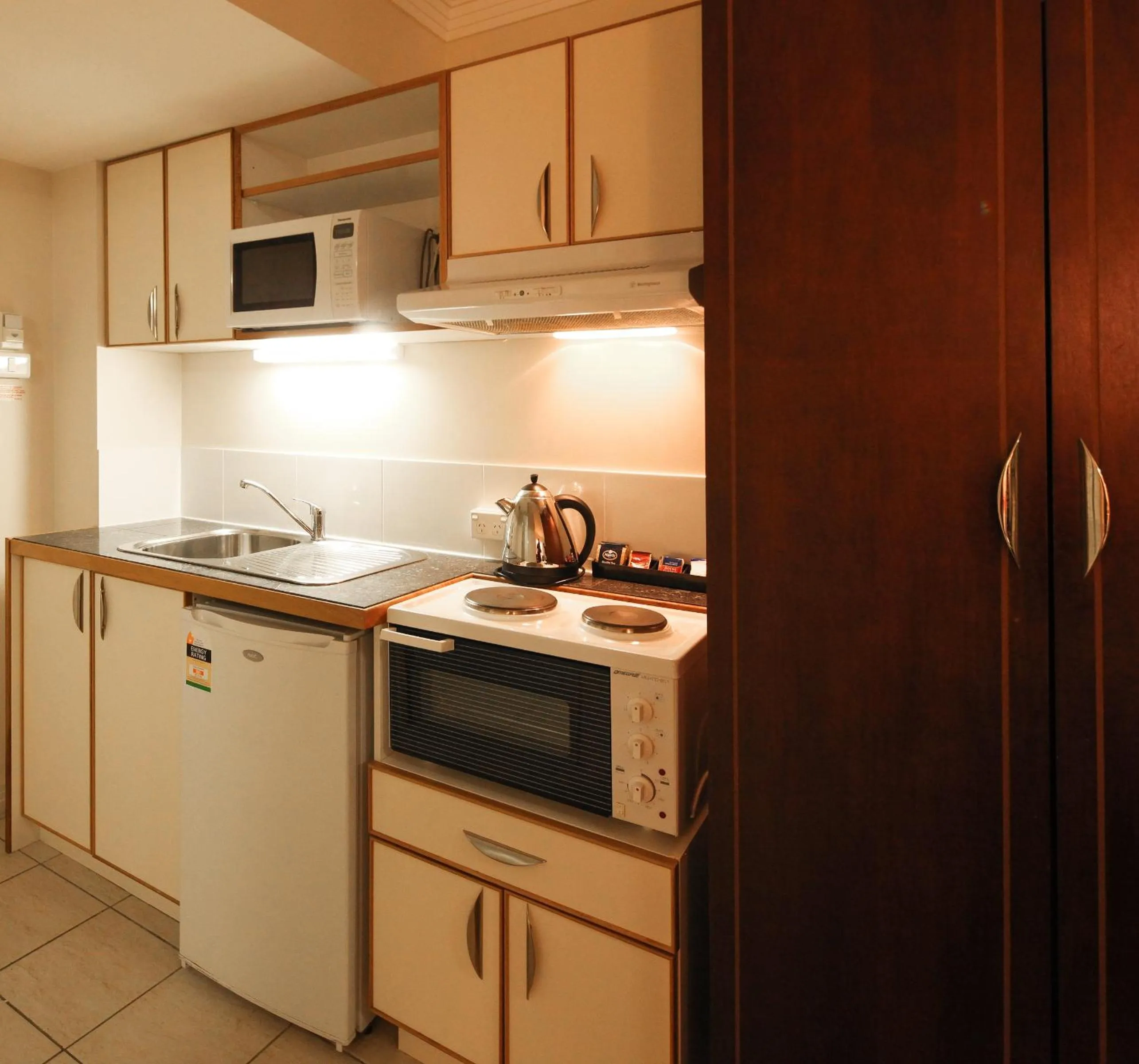 Kitchen or kitchenette, Kitchen/Kitchenette in Astor Metropole Hotel