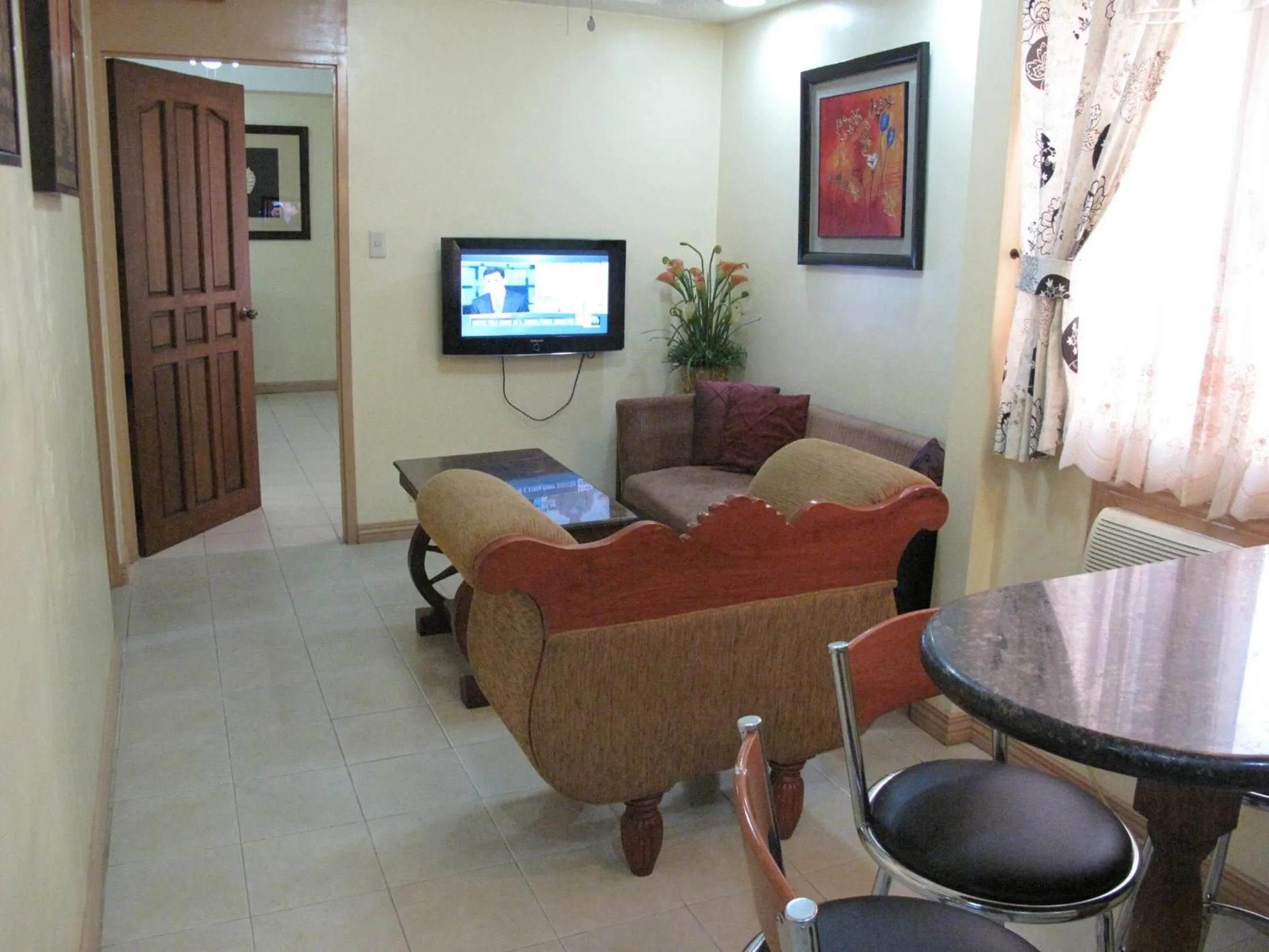 TV and multimedia in Makati Suites at Travelers Inn