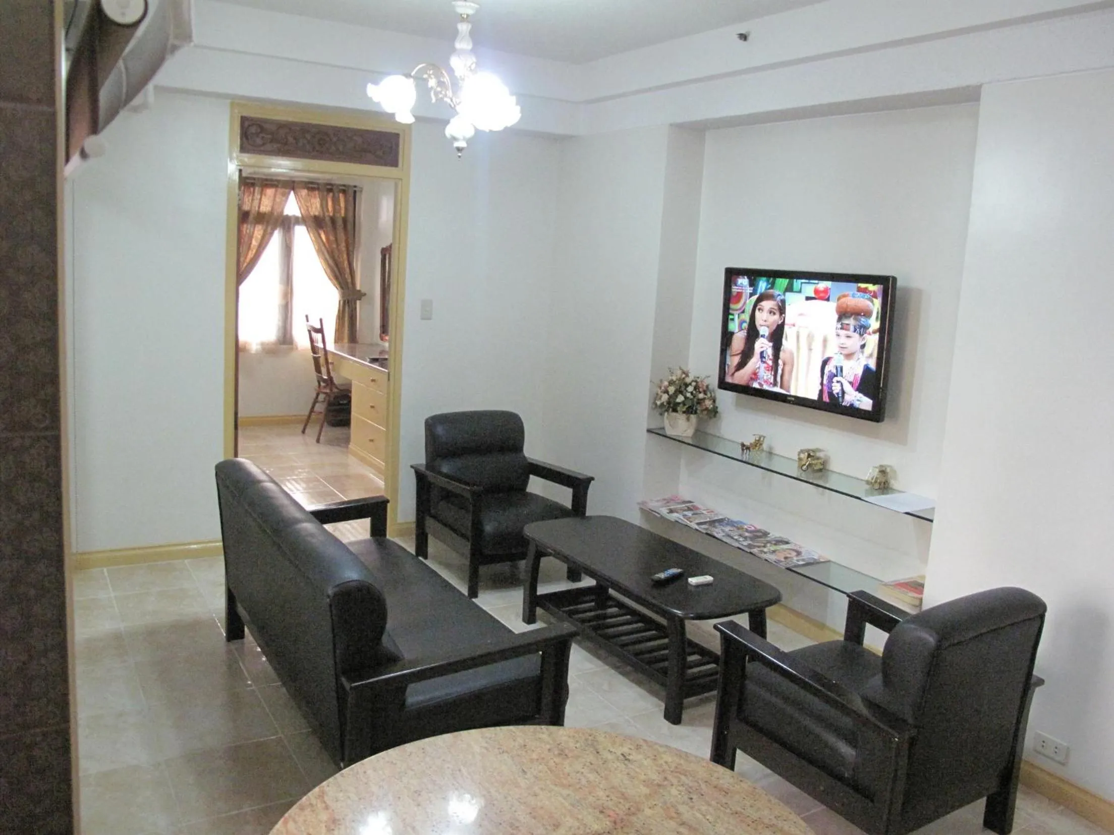 TV and multimedia in Makati Suites at Travelers Inn