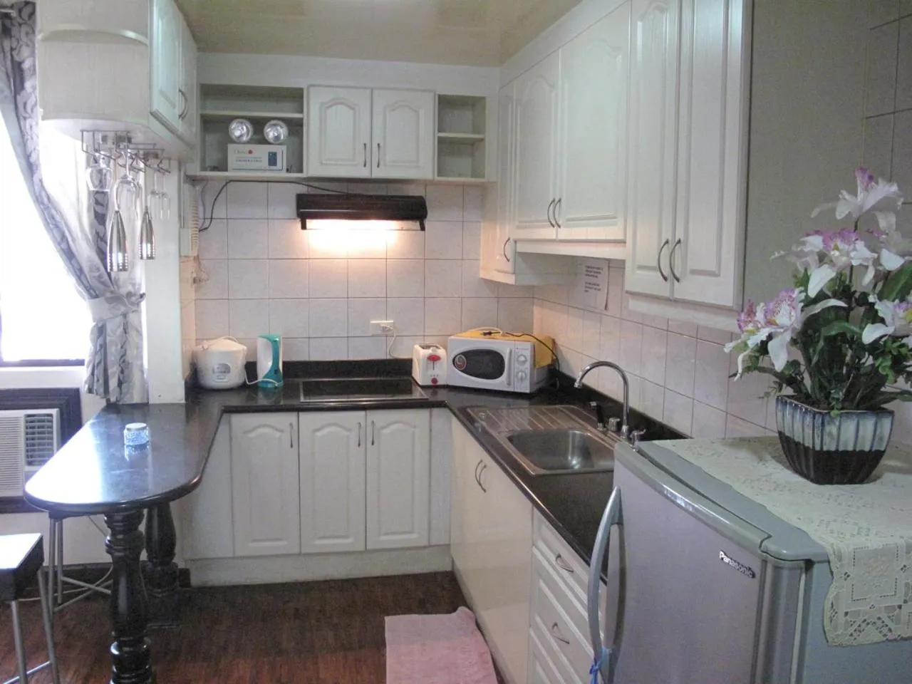 Coffee/tea facilities in Makati Suites at Travelers Inn