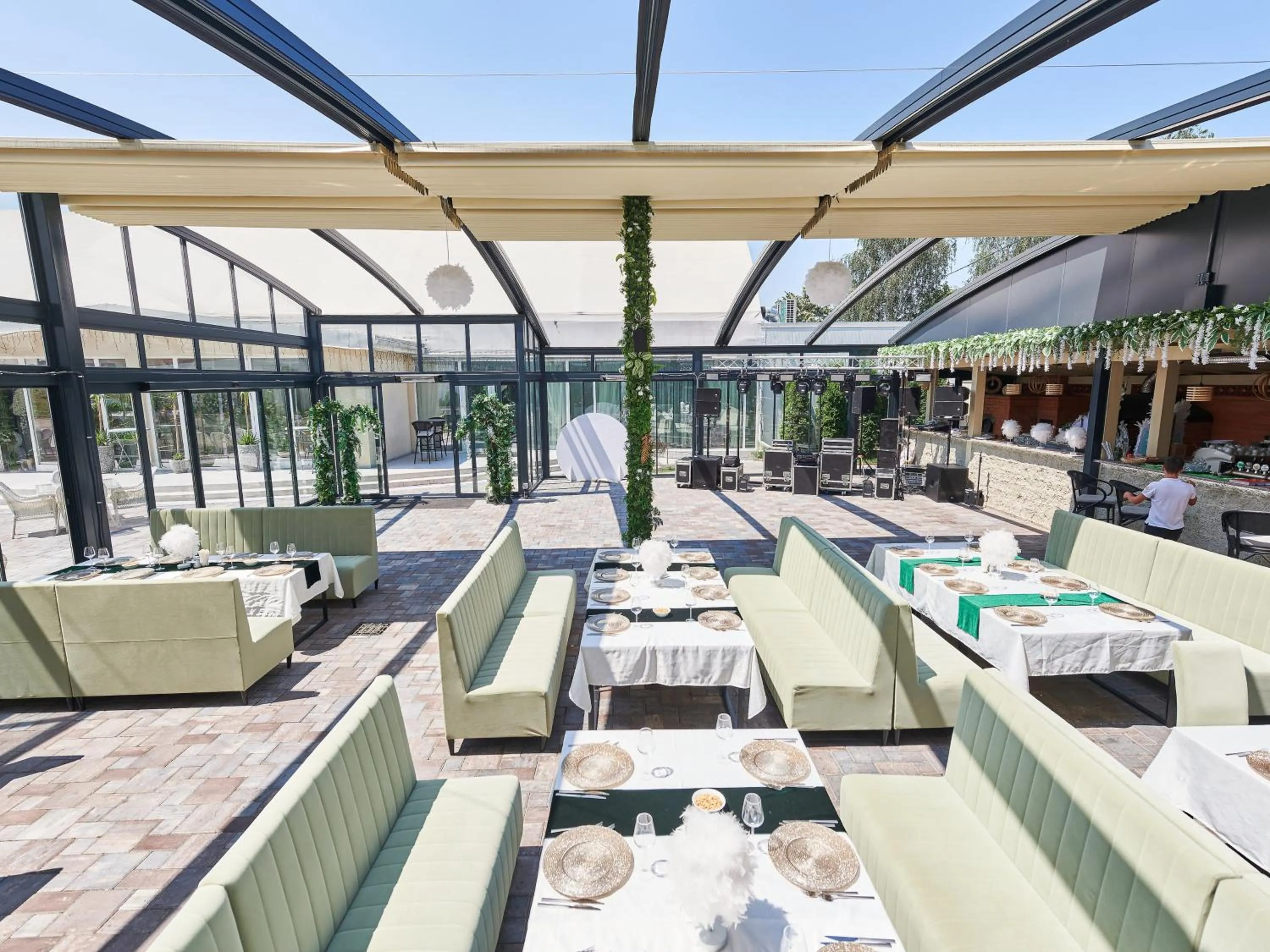 Restaurant/places to eat in Hotel EMD