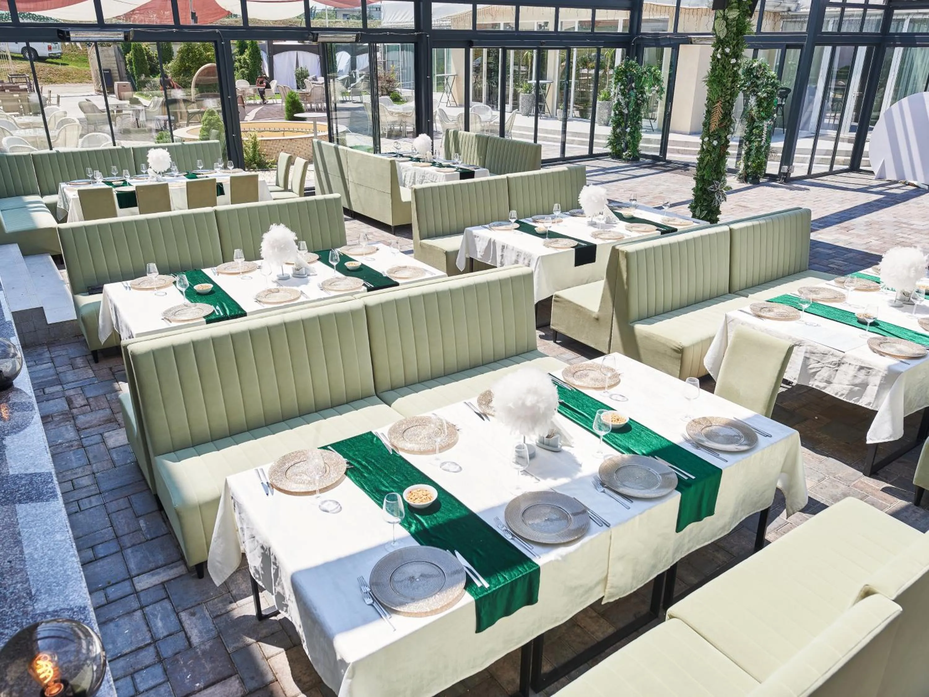 Restaurant/places to eat in Hotel EMD