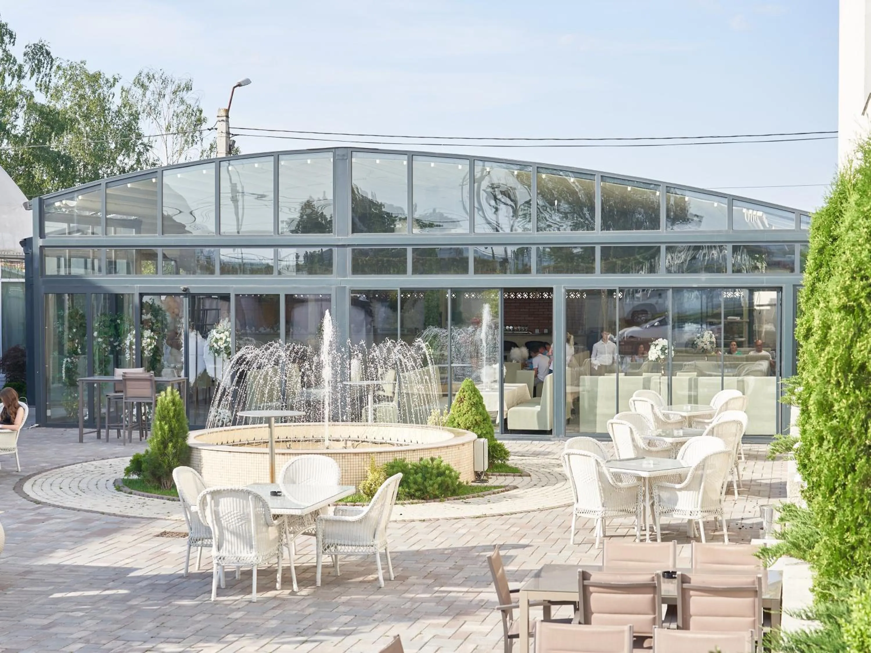 Restaurant/places to eat in Hotel EMD