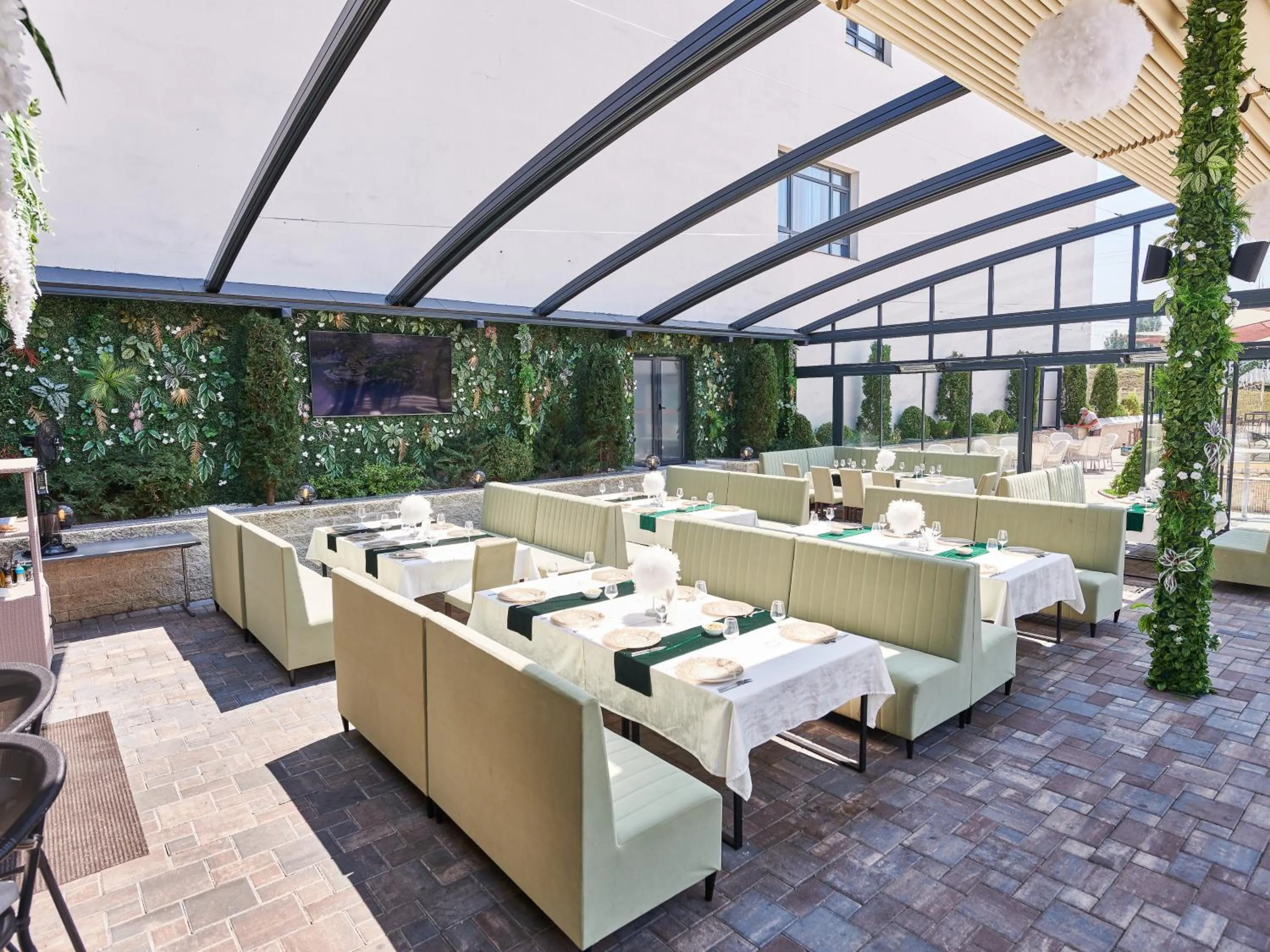 Restaurant/places to eat in Hotel EMD