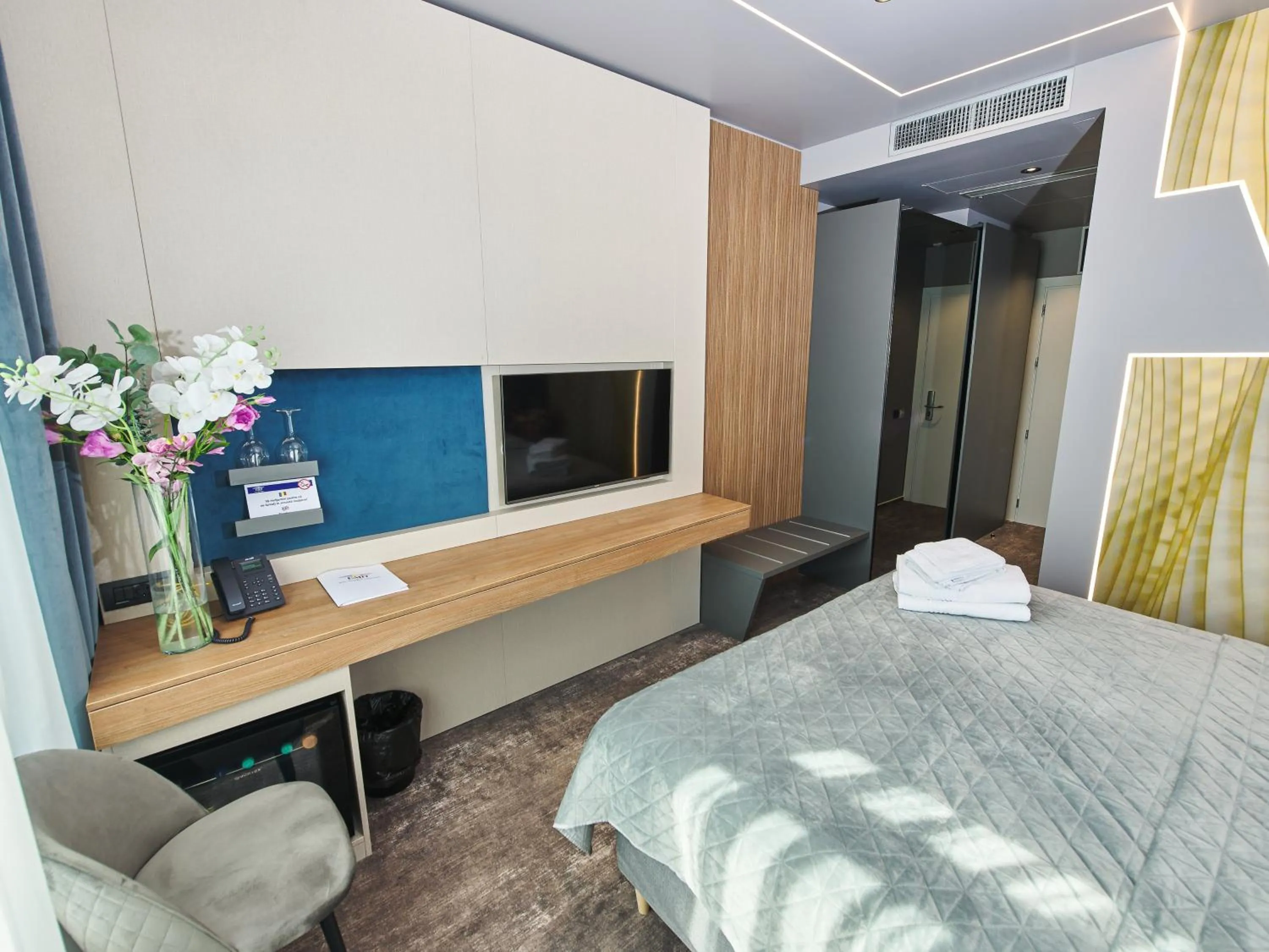 Photo of the whole room, Bed in Hotel EMD