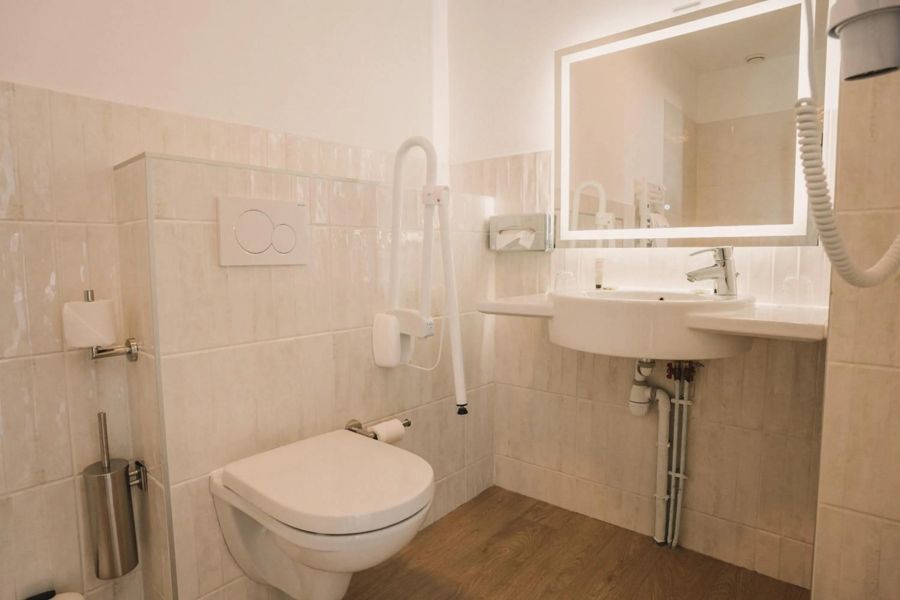 Bathroom in L'Armoric Hôtel - RÉNOVÉ