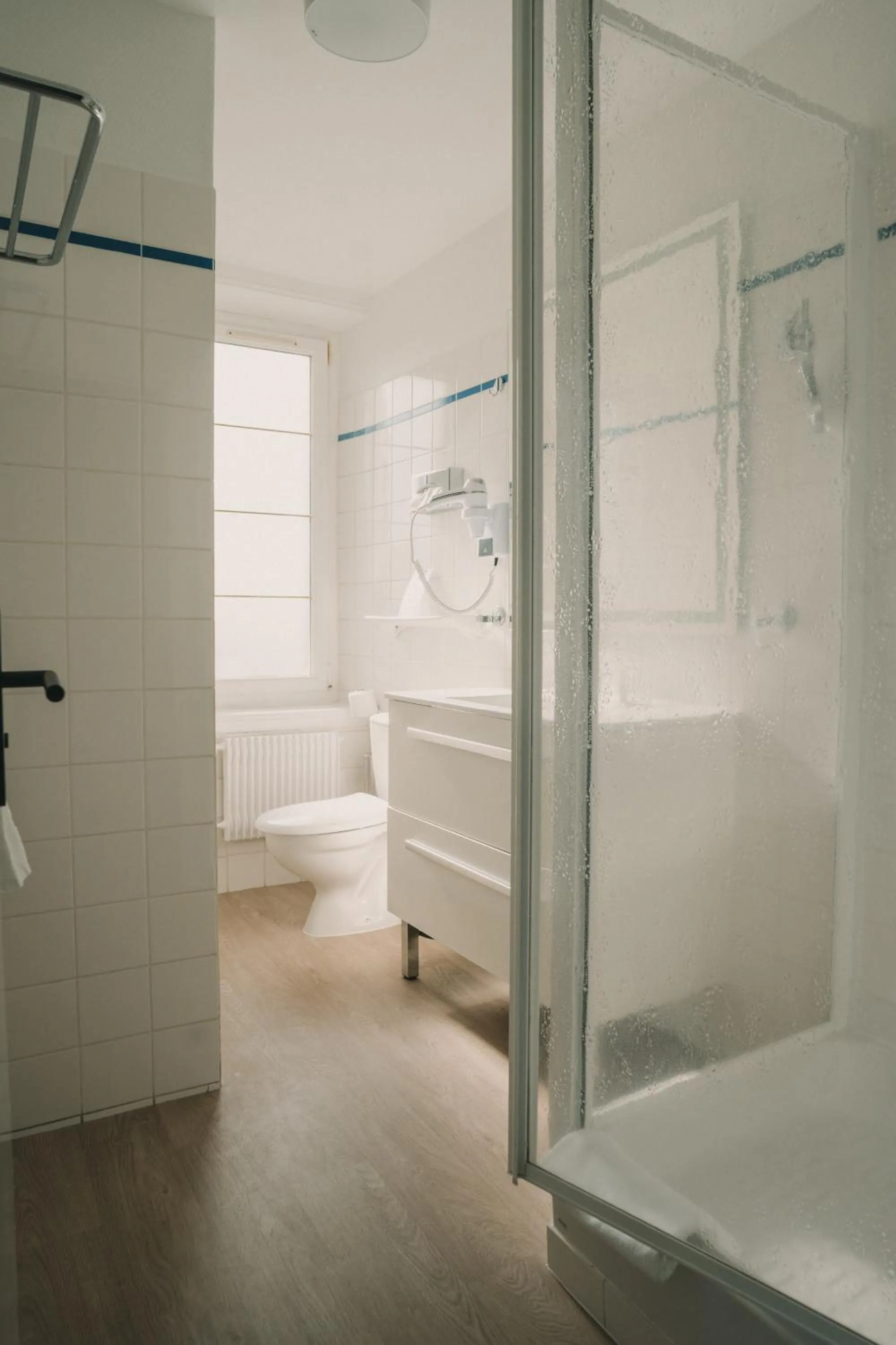 Bathroom in L'Armoric Hôtel - RÉNOVÉ