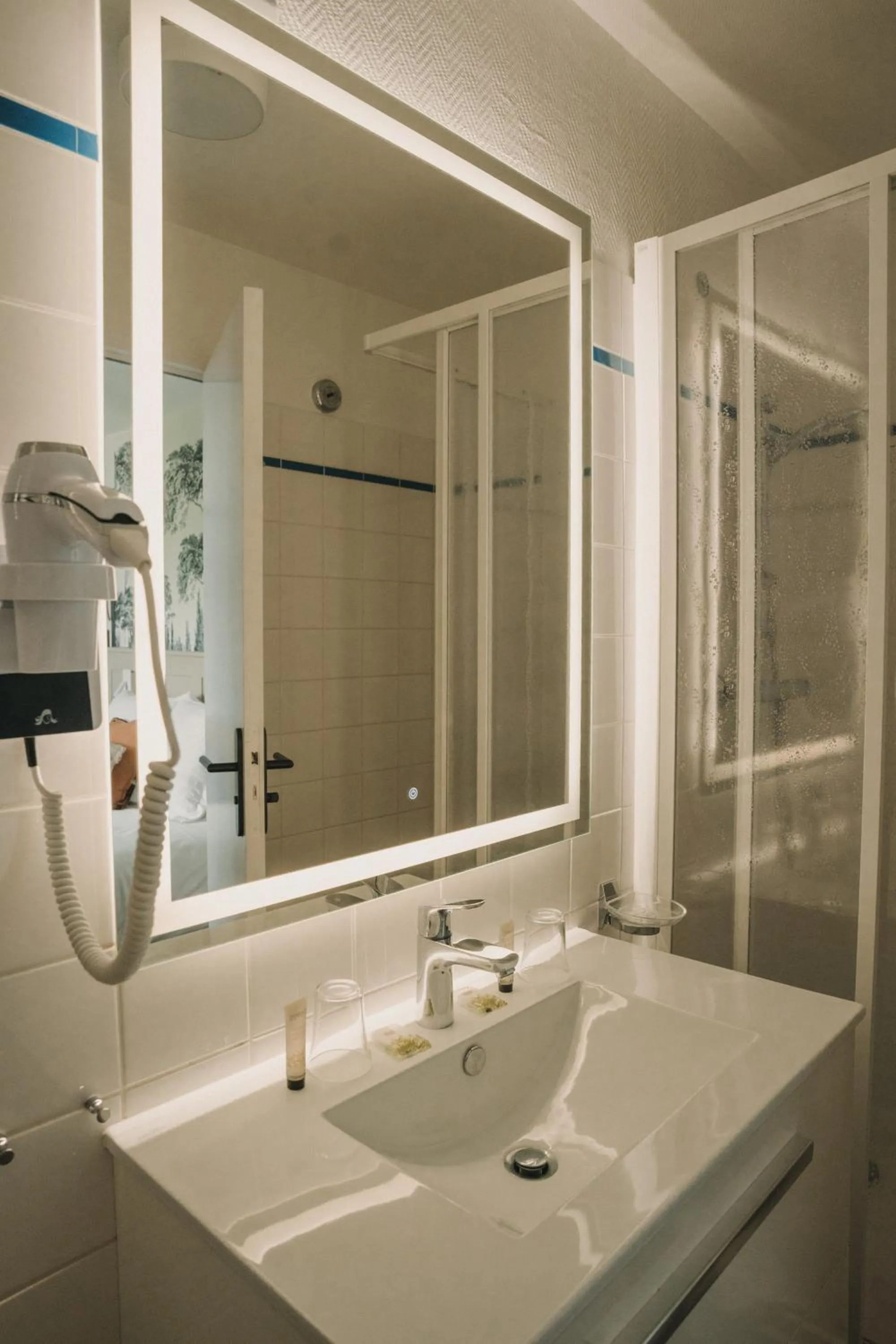 Shower in L'Armoric Hôtel - RÉNOVÉ