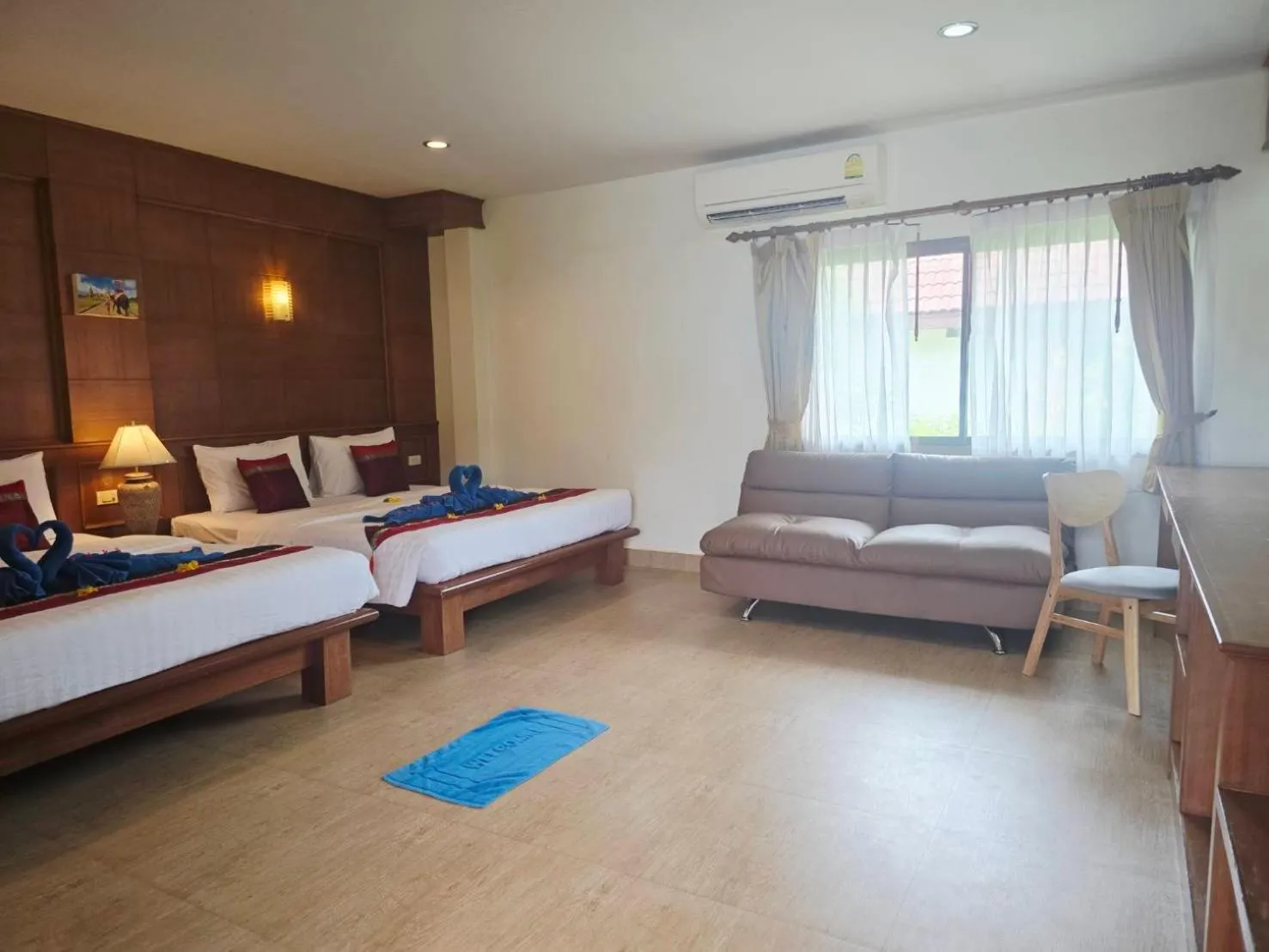 Bed in D.R. Lanta Bay Resort