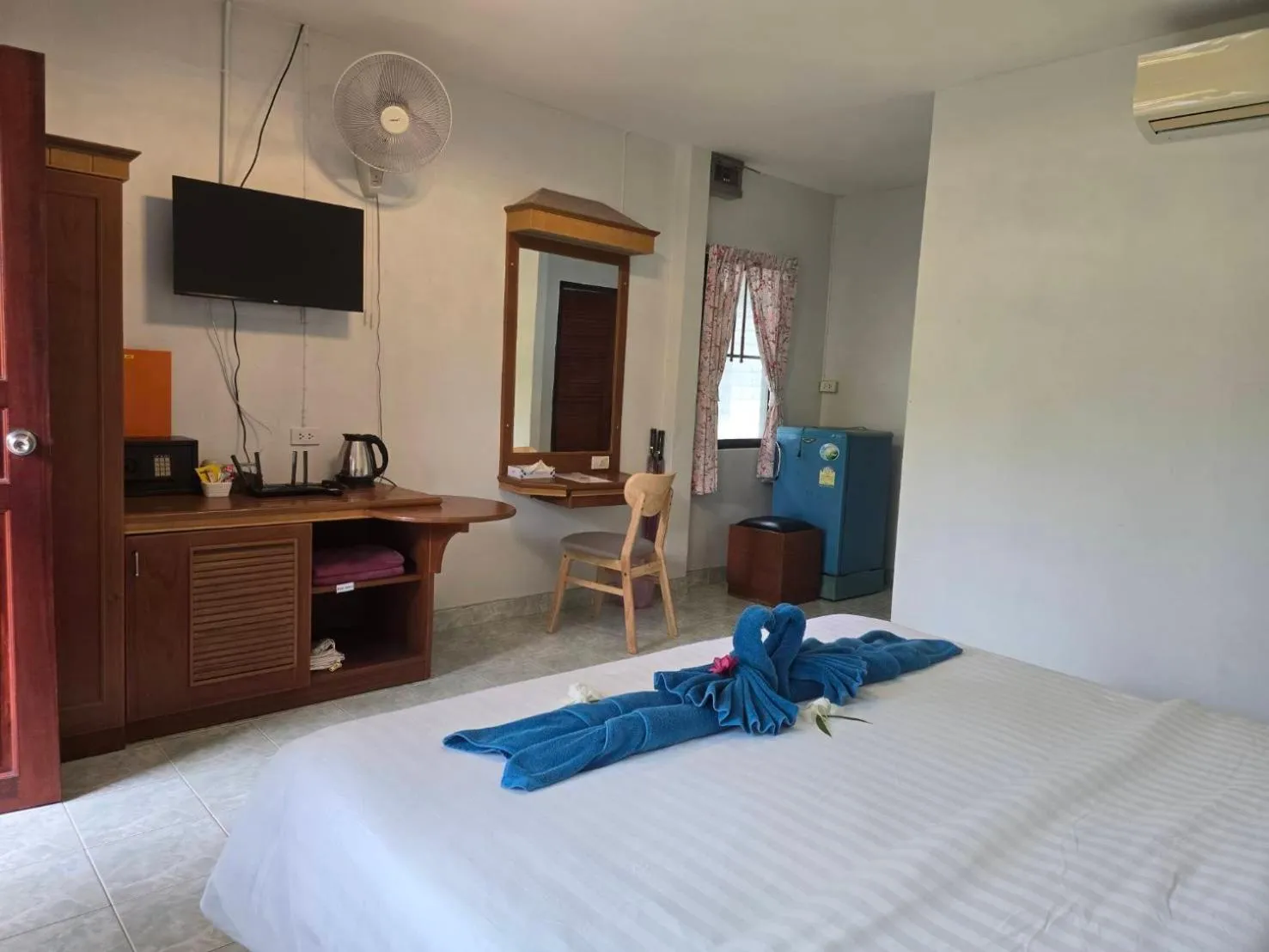 Bed in D.R. Lanta Bay Resort