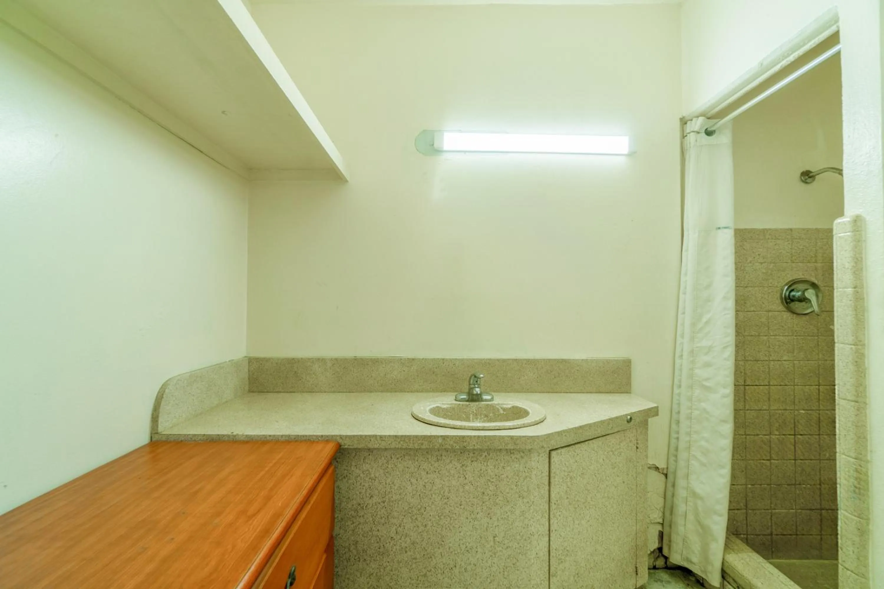 Bathroom in Gulfway Motel By OYO Near Airport I 37