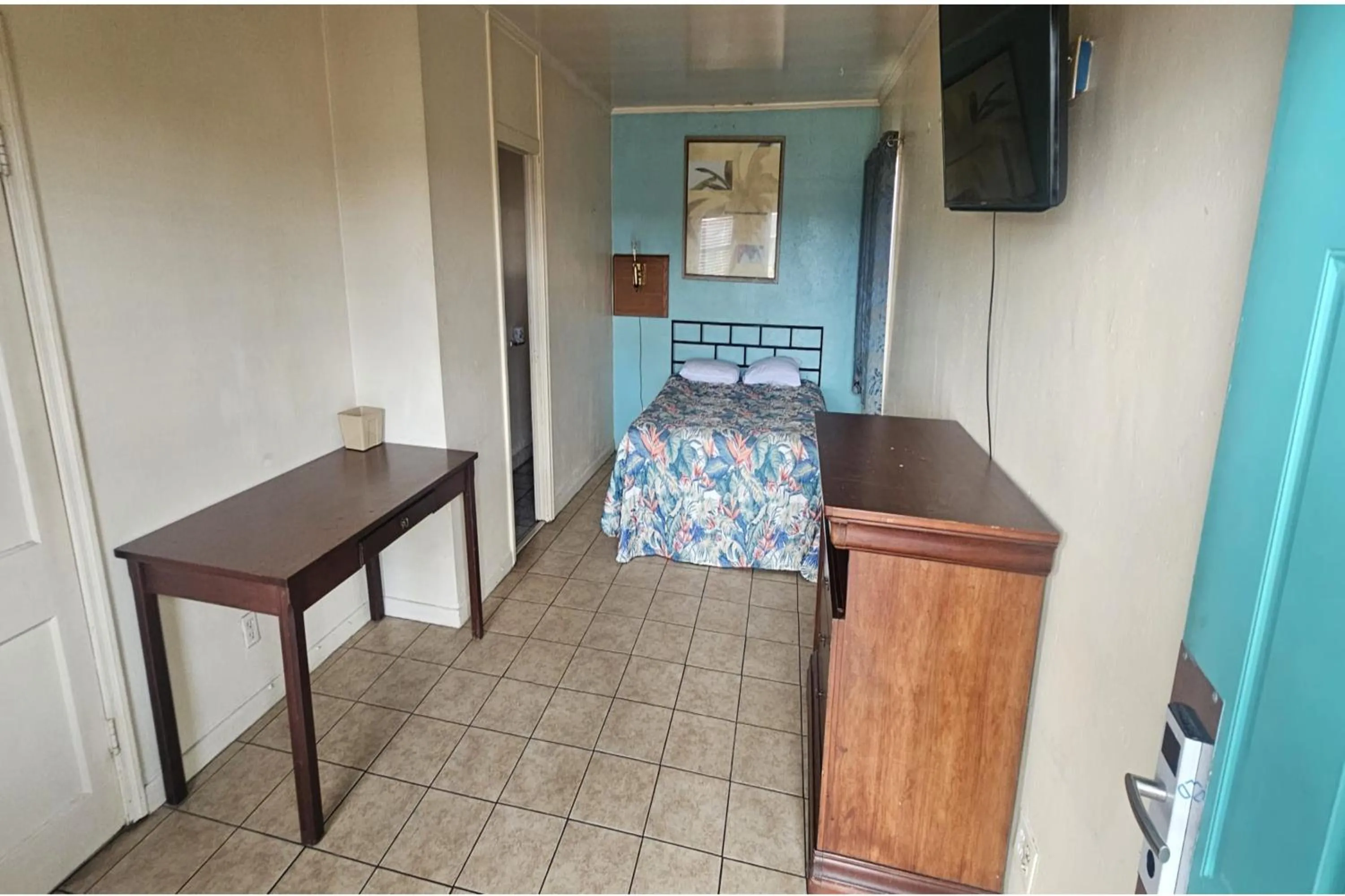 Photo of the whole room in Gulfway Motel By OYO Near Airport I 37