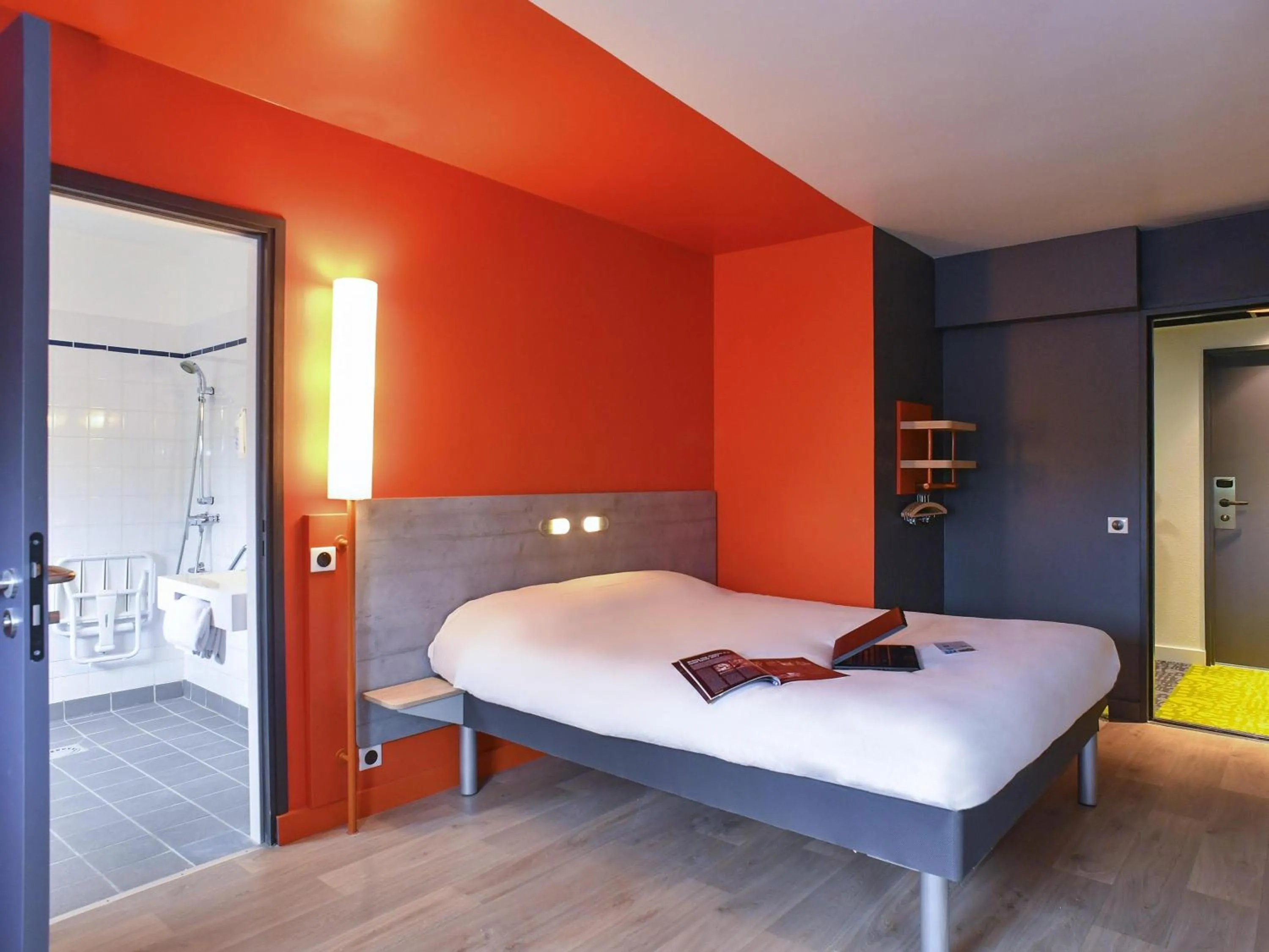 Bedroom, Bed in ibis budget Coutances