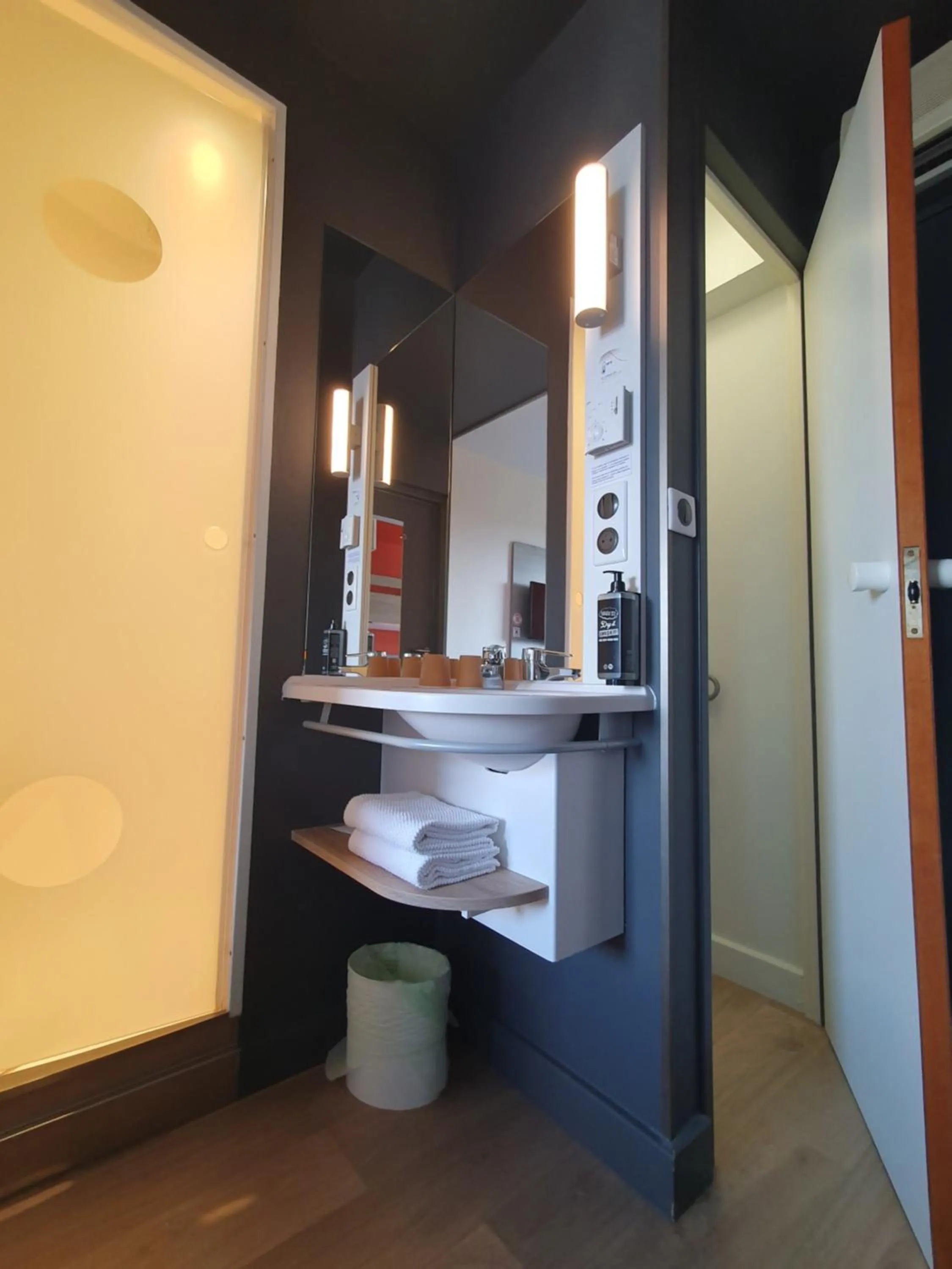 Bathroom in ibis budget Coutances