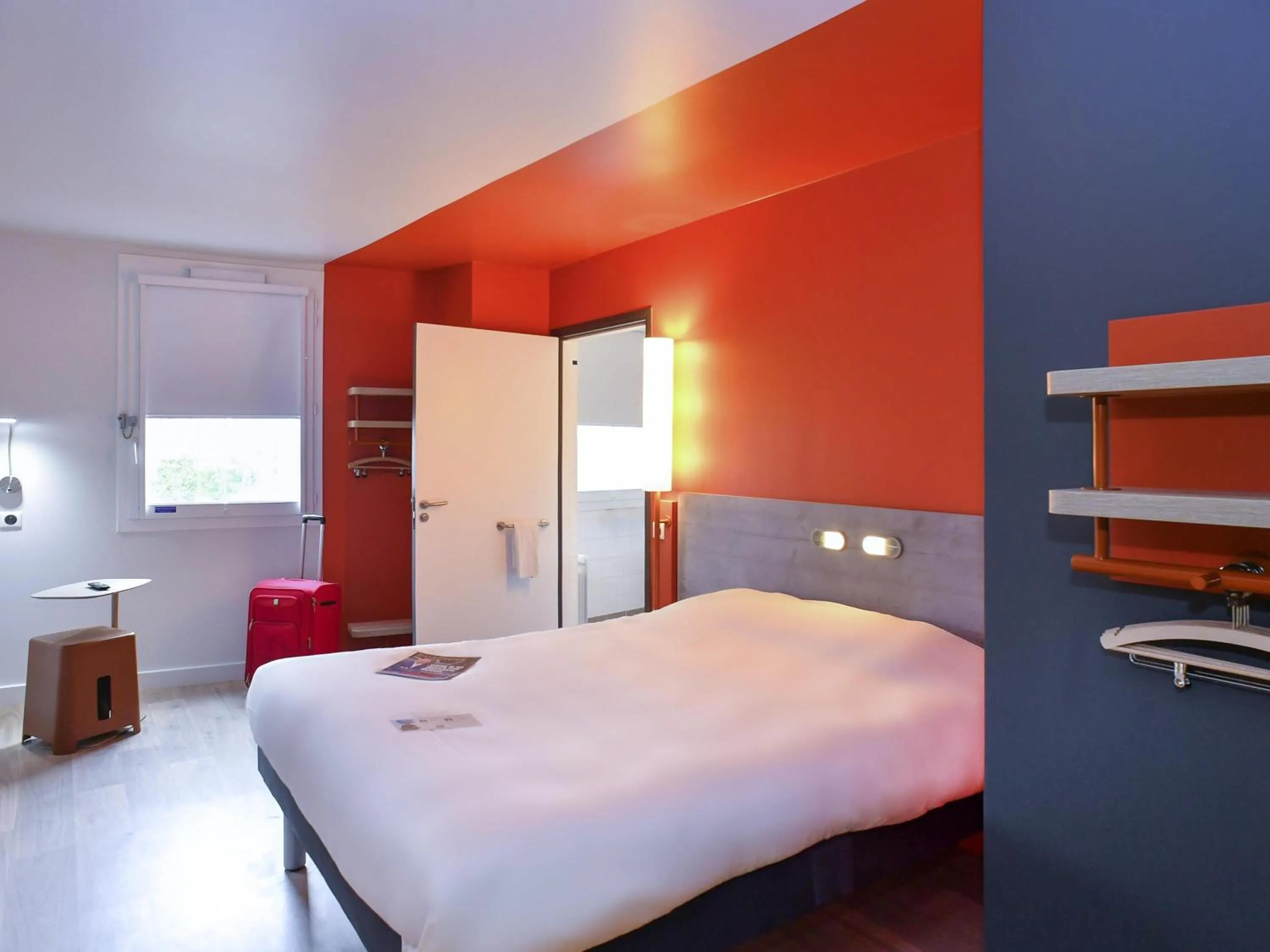 Bedroom, Bed in ibis budget Coutances