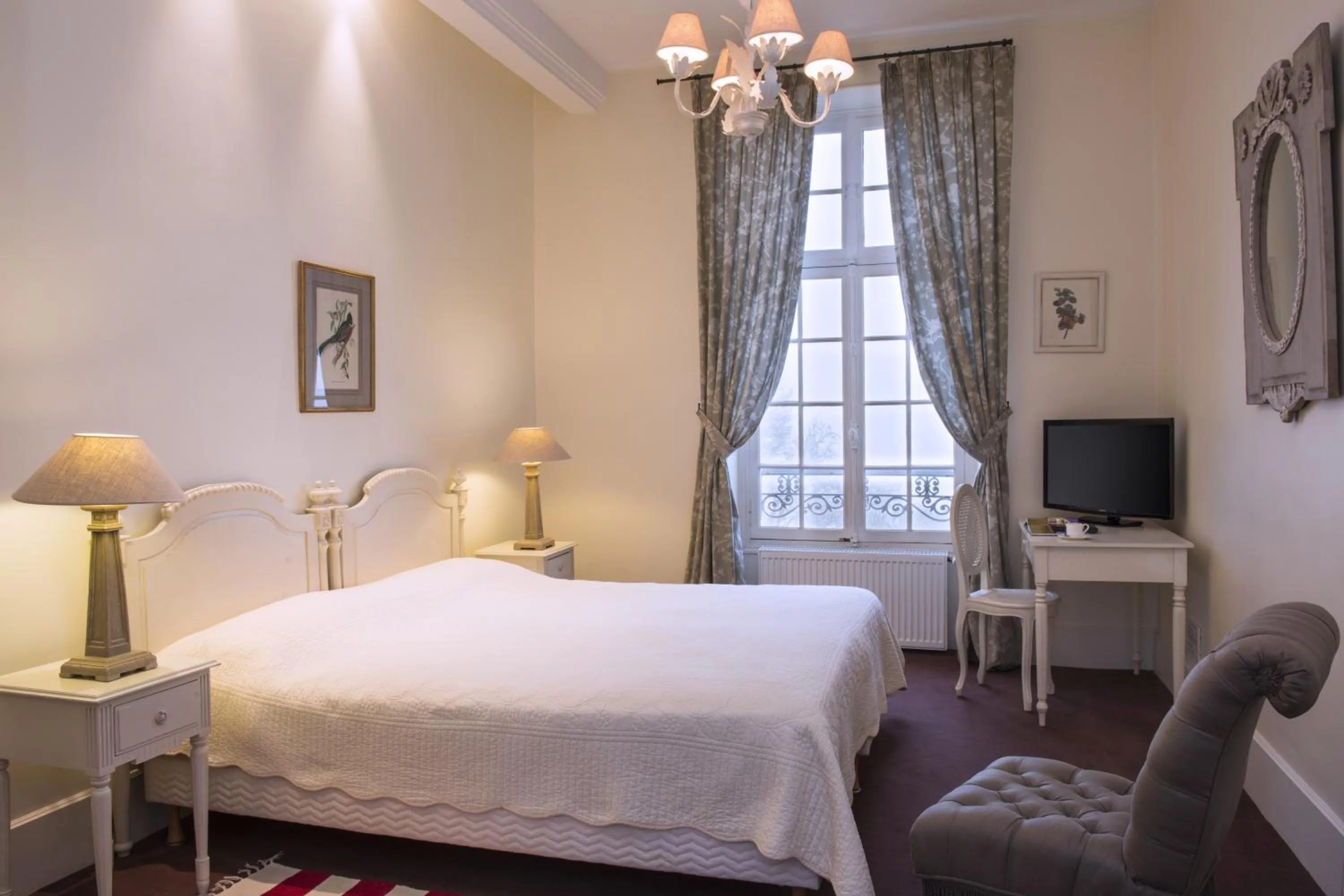 Photo of the whole room, Bed in Hôtel Château de l'Hermitage