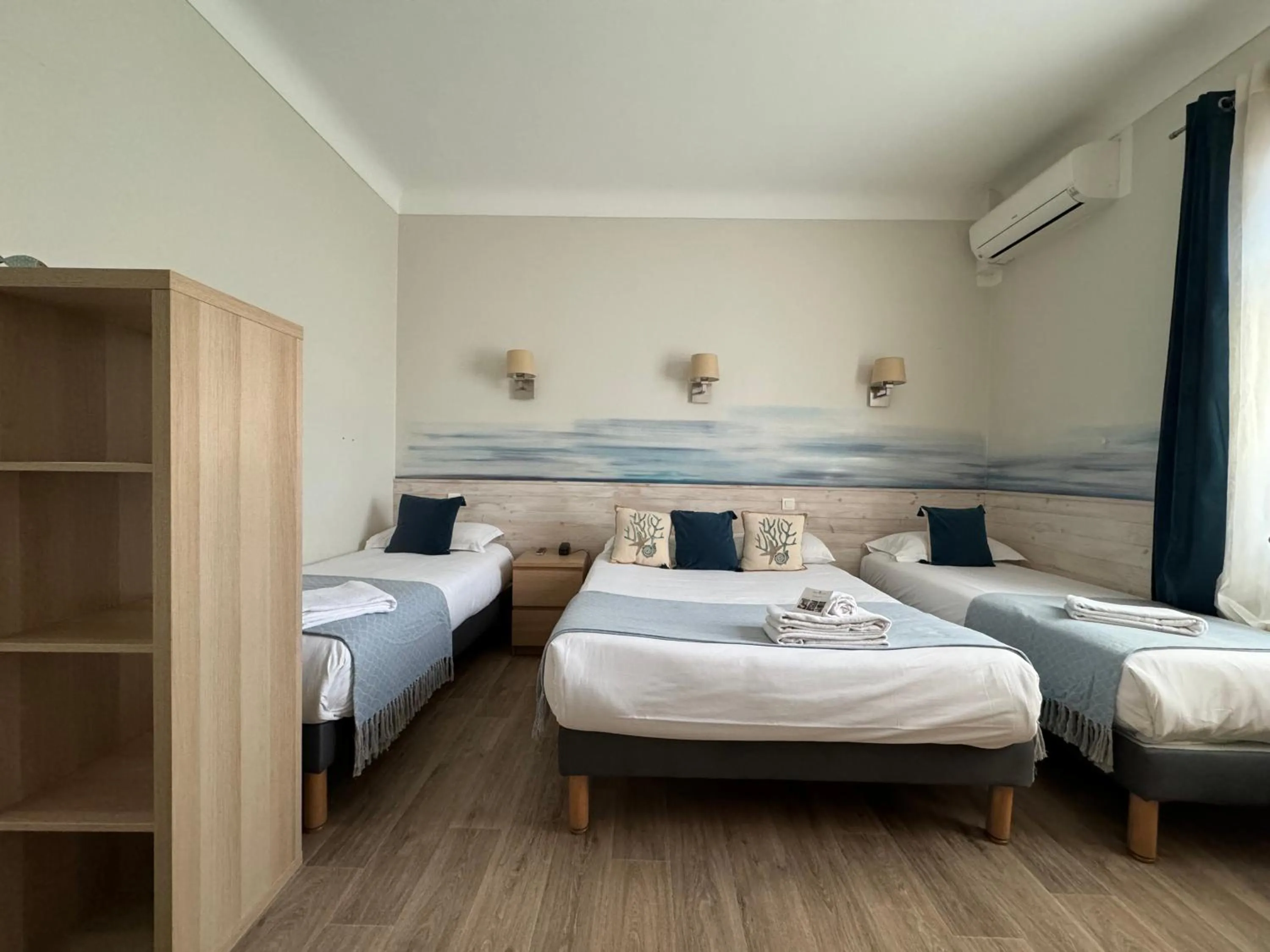 Property building, Bed in Hotel Pavillon Imperial