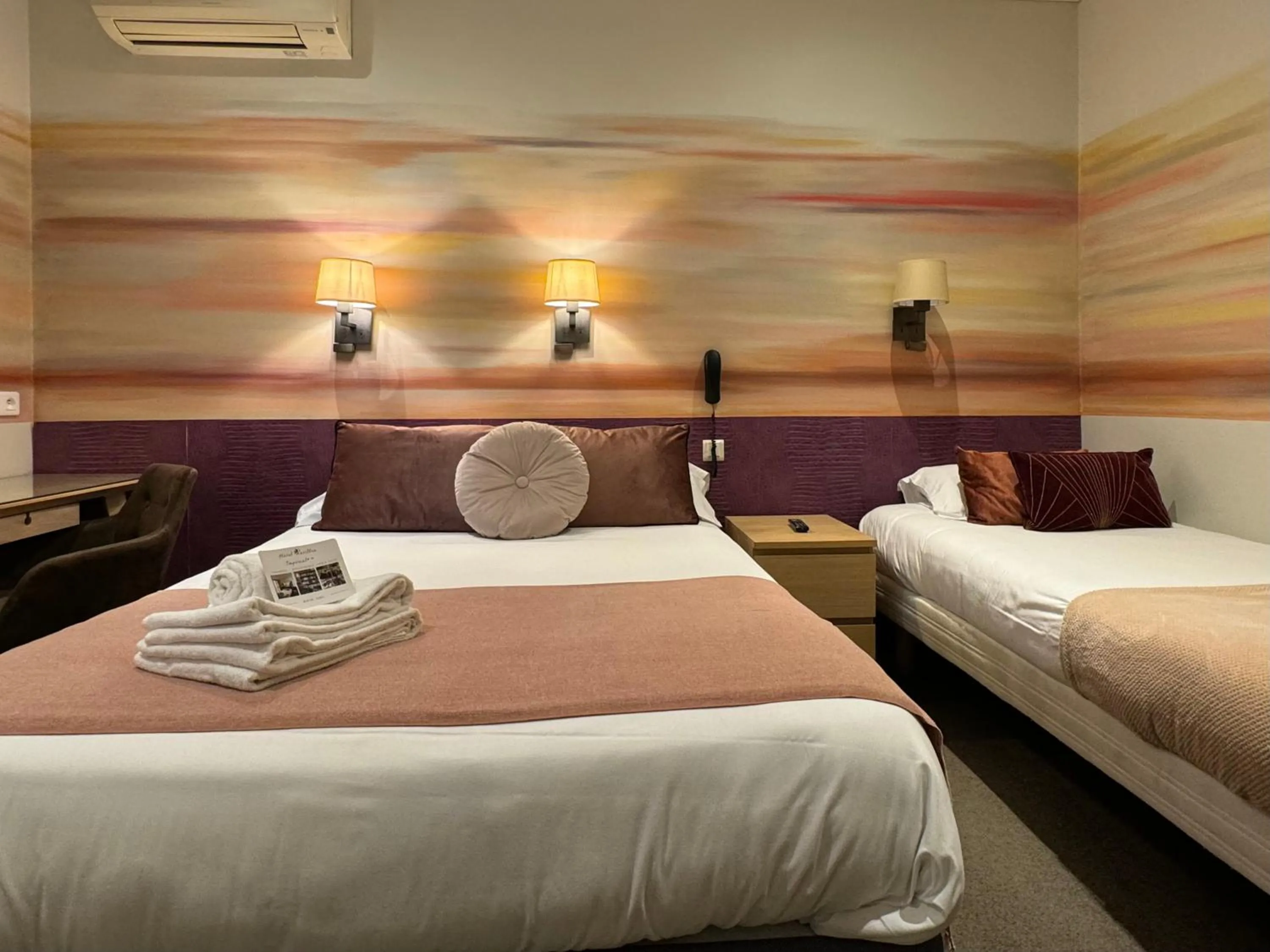 Property building, Bed in Hotel Pavillon Imperial