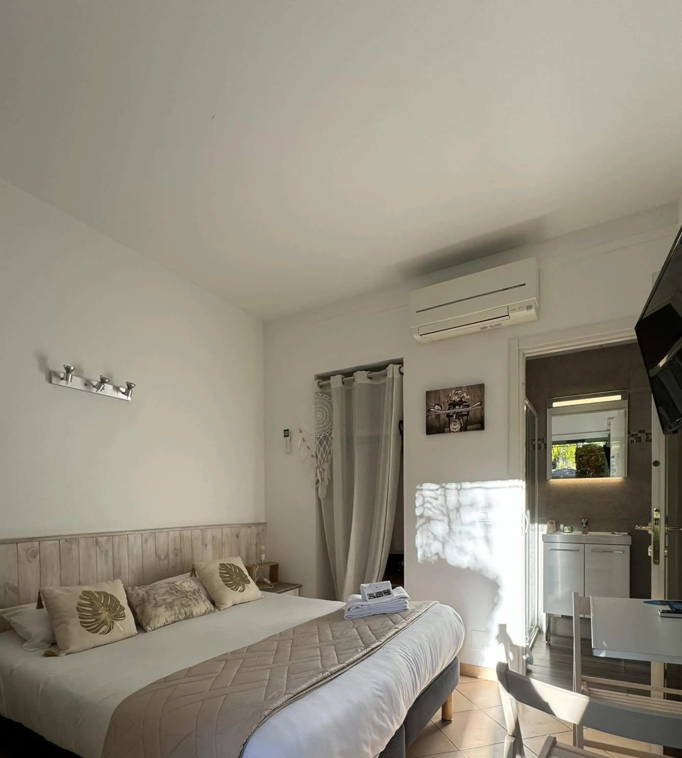 Standard Double or Twin Room - Garden Side in Hotel Pavillon Imperial Standard Double or Twin Room - Garden Side in Hotel Pavillon Imperial