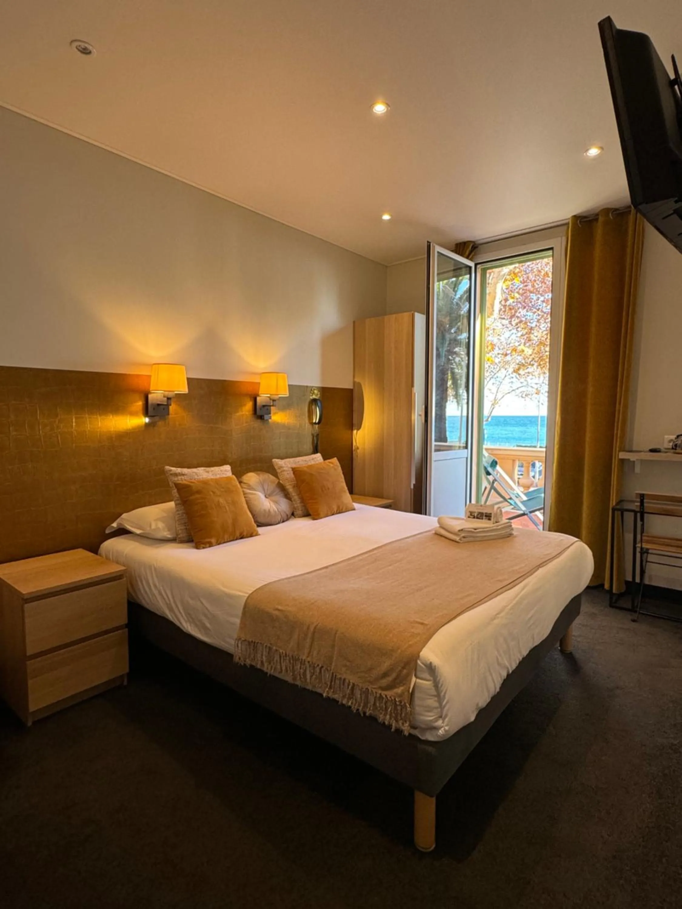 Property building, Bed in Hotel Pavillon Imperial