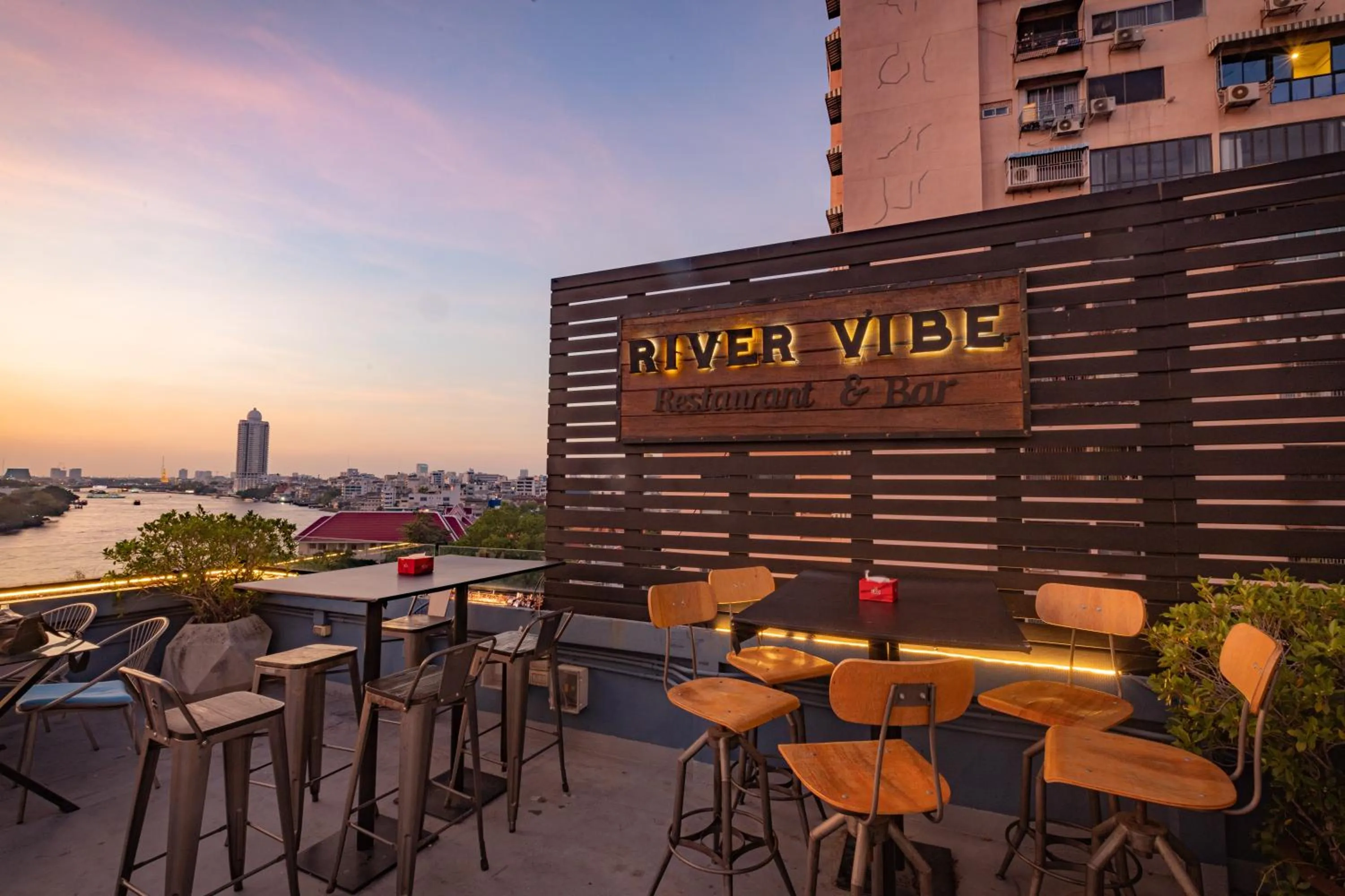 Restaurant/places to eat in River View Residence