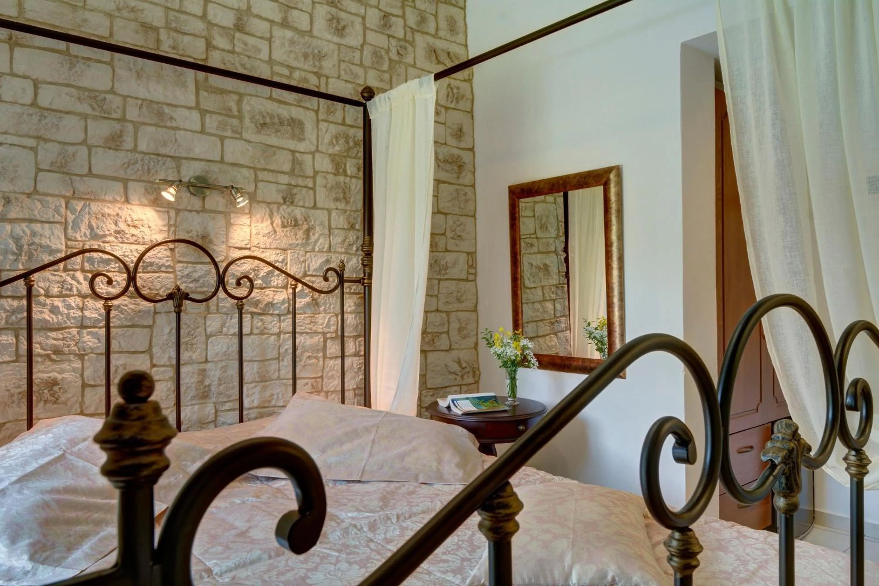 Decorative detail, Bed in Hotel Agnadi - Horefto