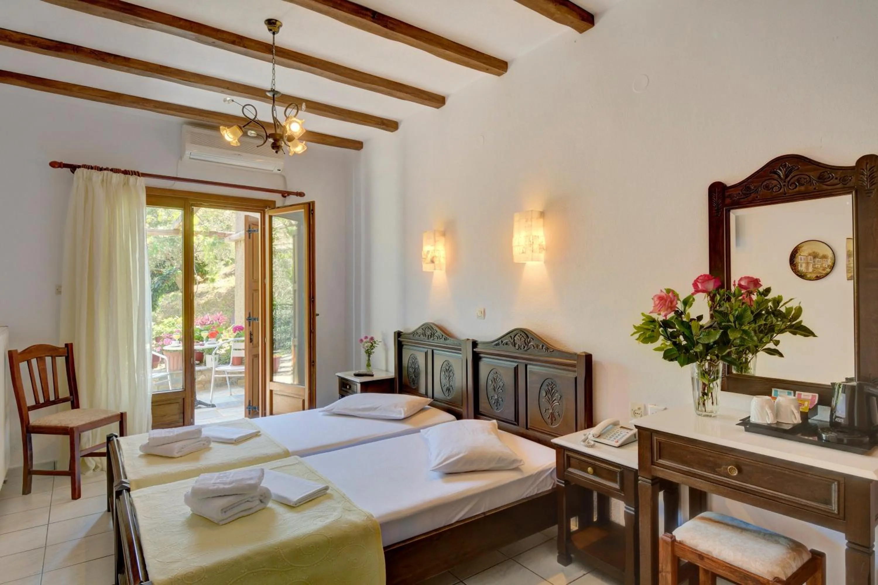 Decorative detail, Bed in Hotel Agnadi - Horefto