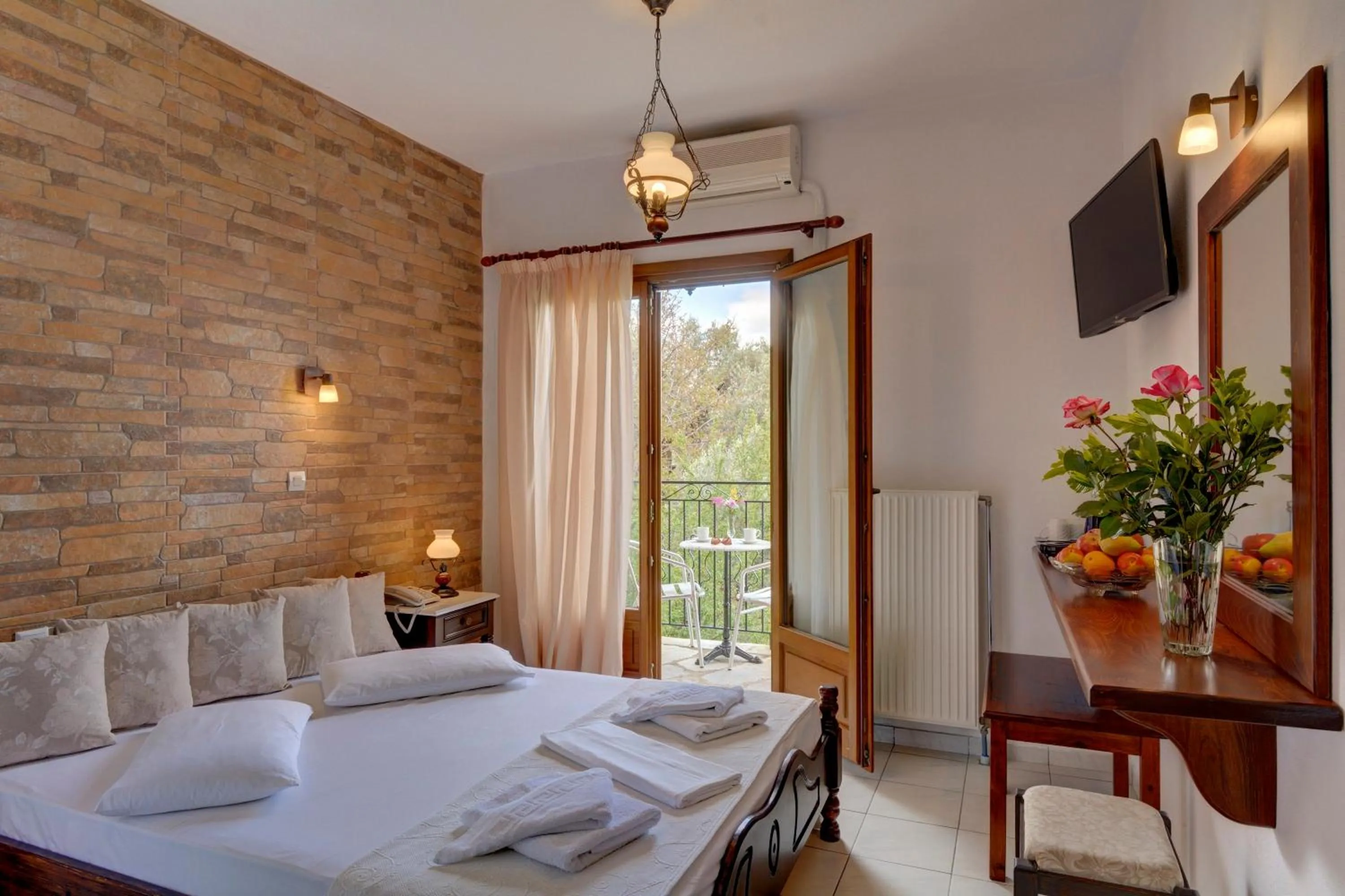 Decorative detail, Bed in Hotel Agnadi - Horefto