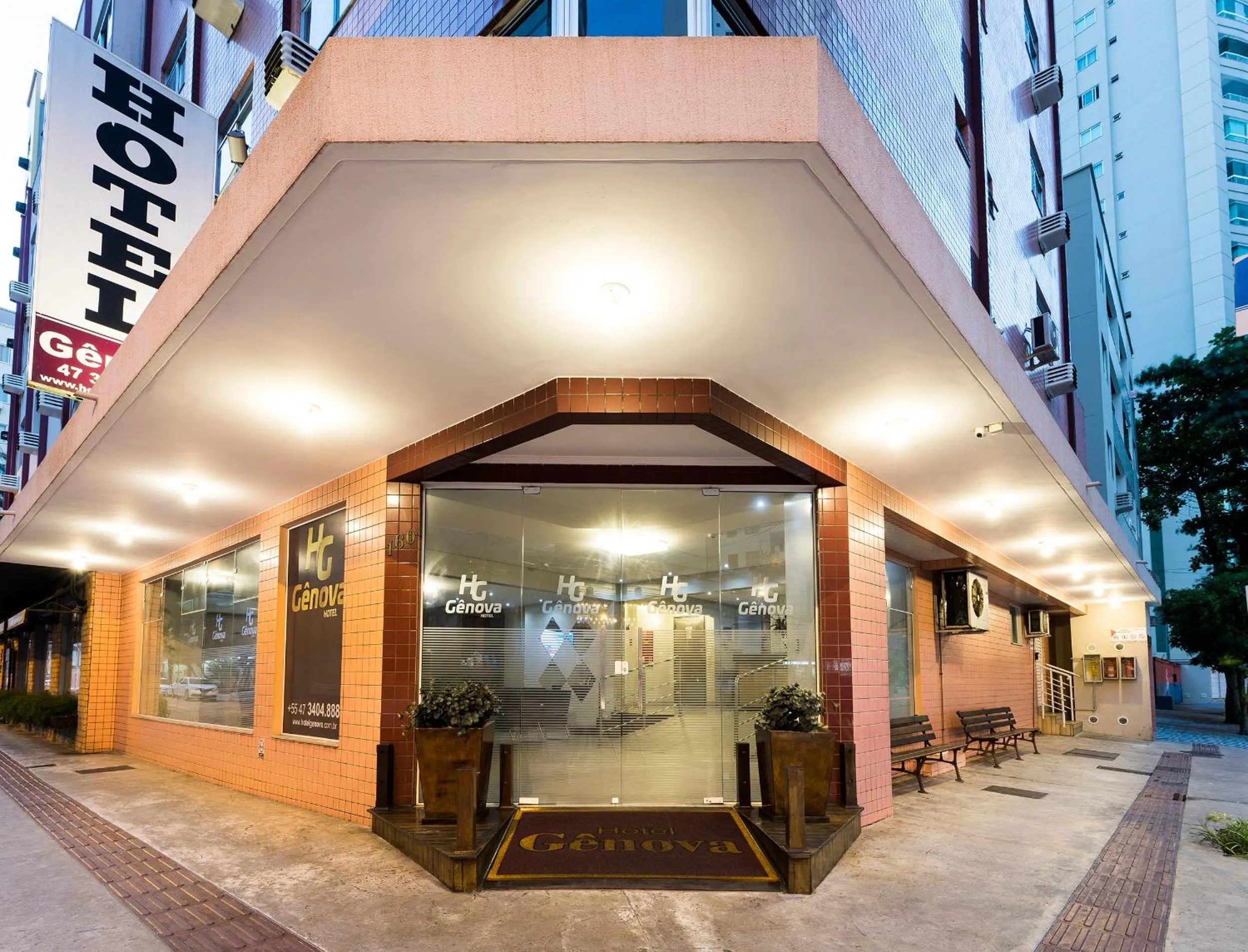 Facade/entrance in Hotel Gênova BC