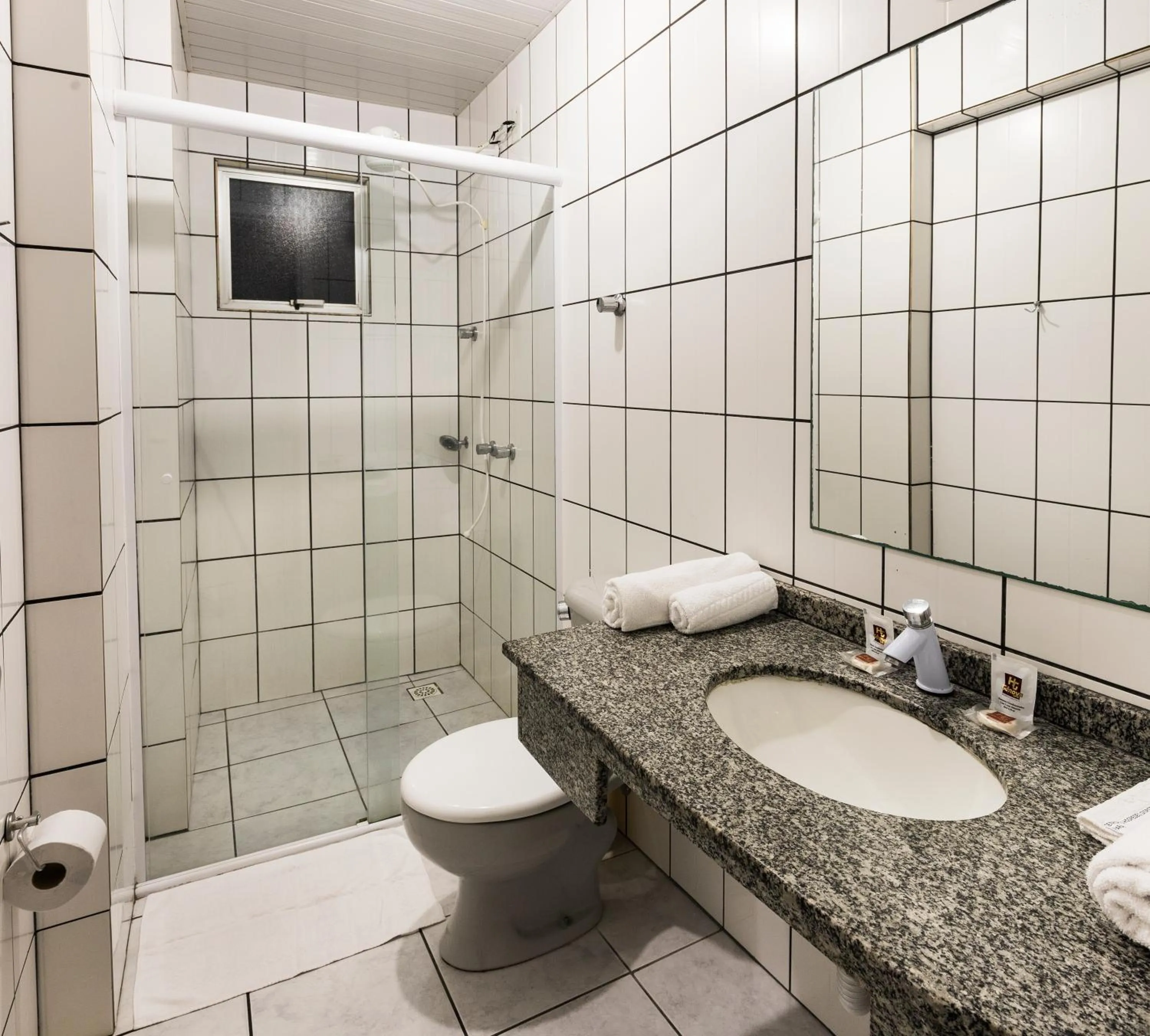 Photo of the whole room in Hotel Gênova BC