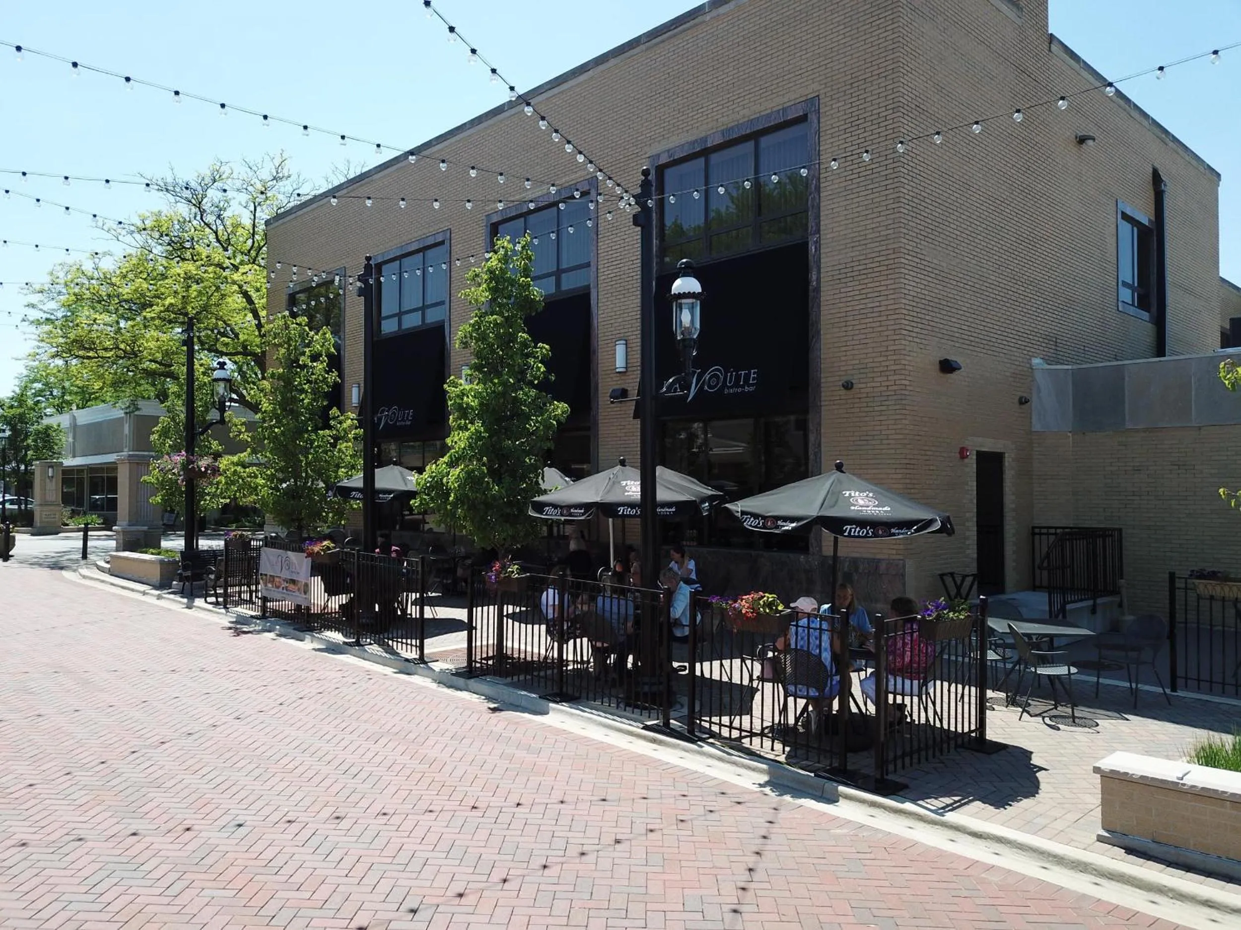 Restaurant/places to eat in La Banque Hotel