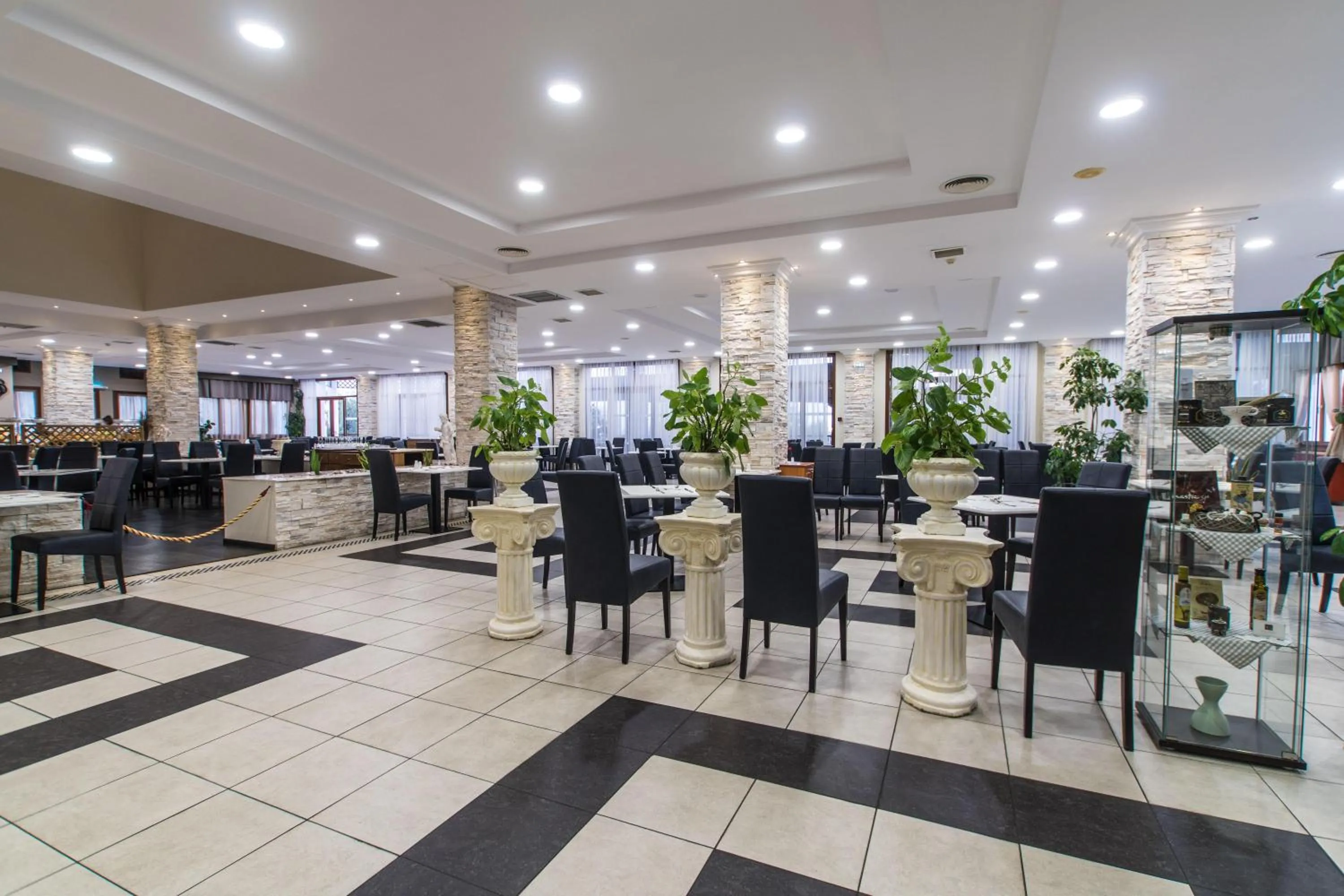 Restaurant/places to eat in Alexandros Palace