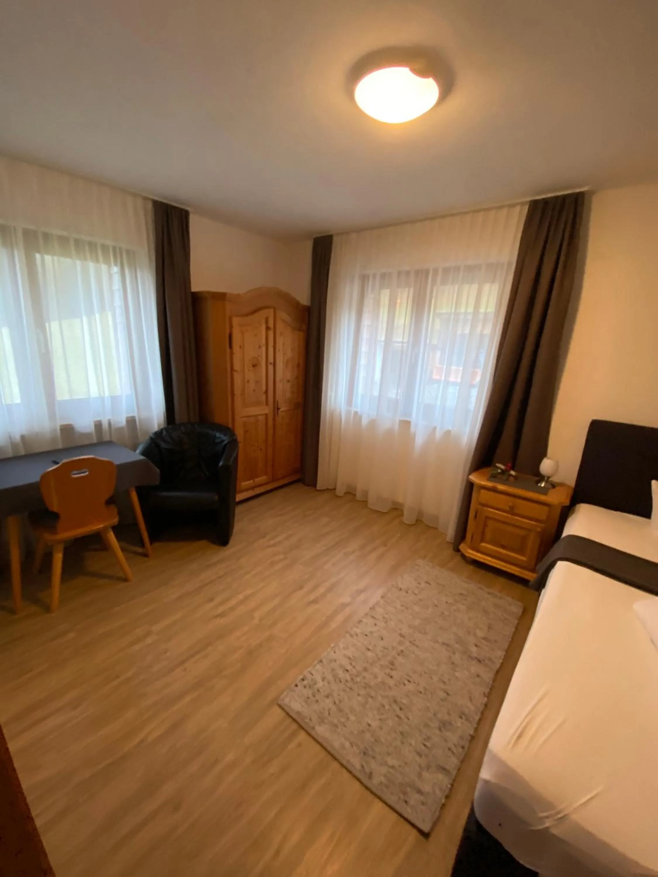 Photo of the whole room, Bed in Pension Aschlandhof