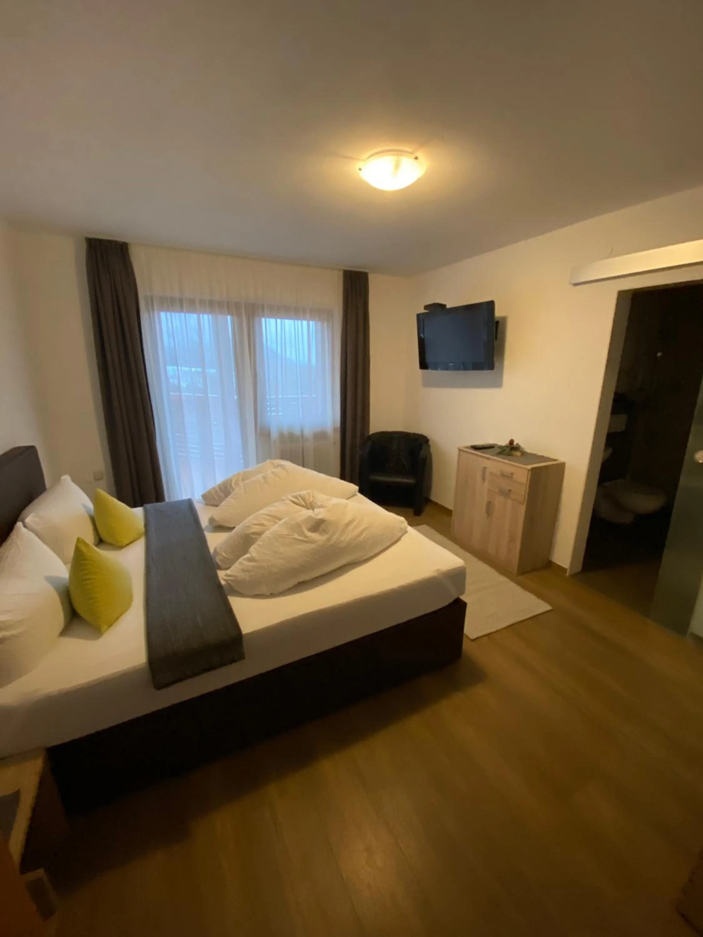 Photo of the whole room, Bed in Pension Aschlandhof