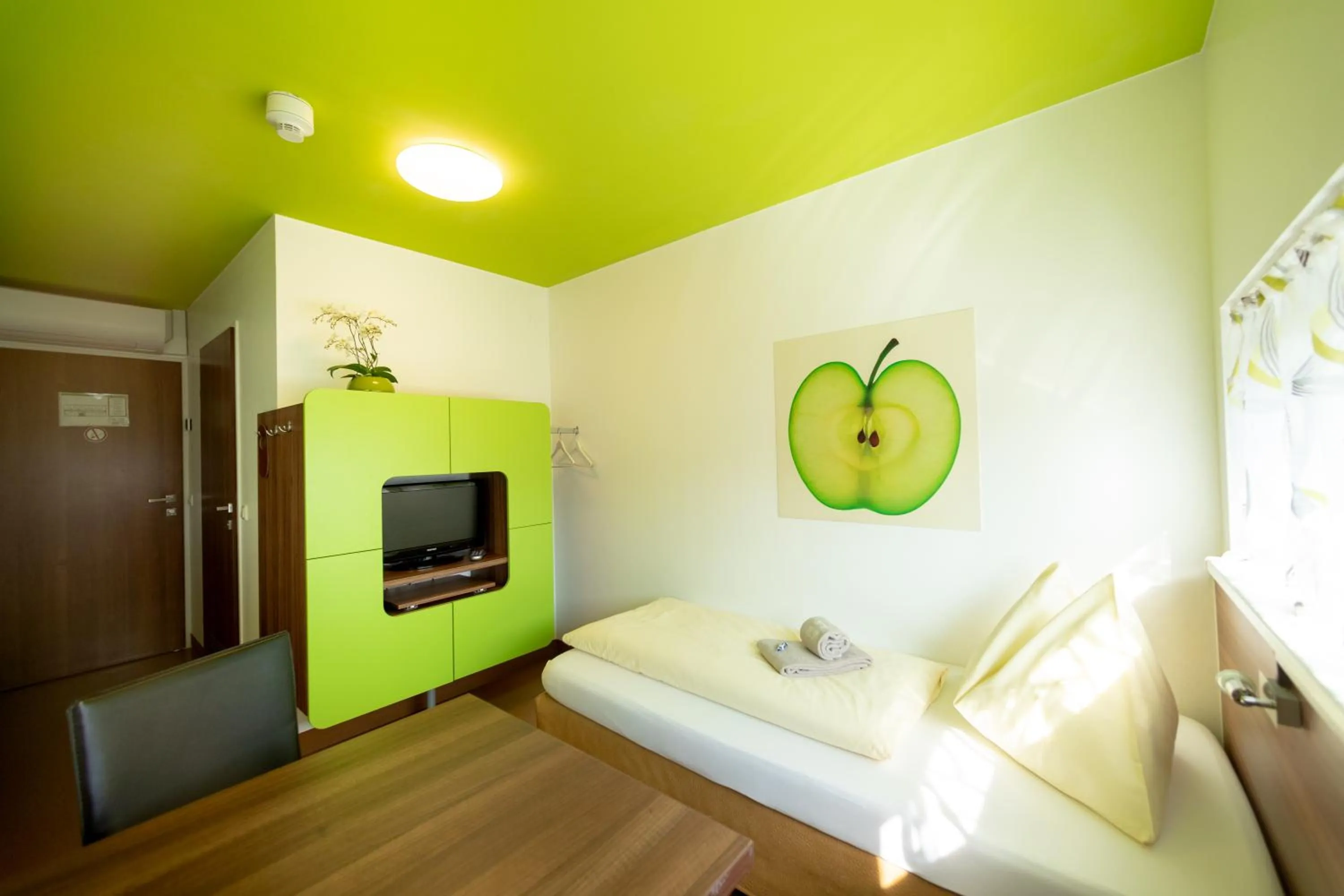 Photo of the whole room, Bed in Hotel Greenrooms