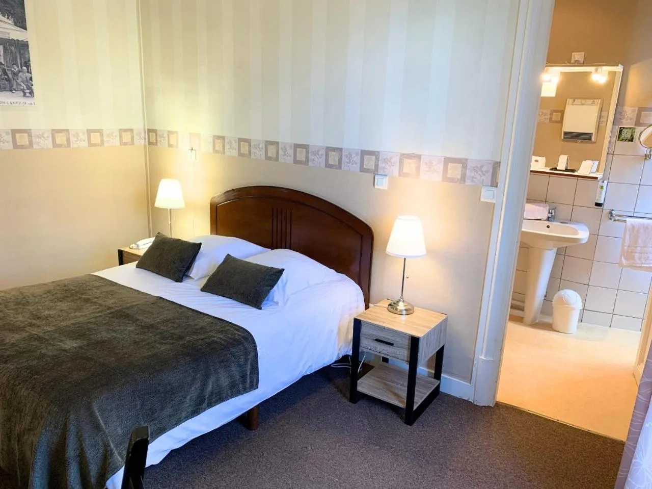 Photo of the whole room in Grand Hôtel de Bourbon-Lancy - Spa et Restaurant - Logis