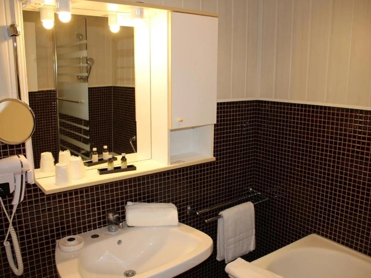 Bathroom in Grand Hôtel de Bourbon-Lancy - Spa et Restaurant - Logis
