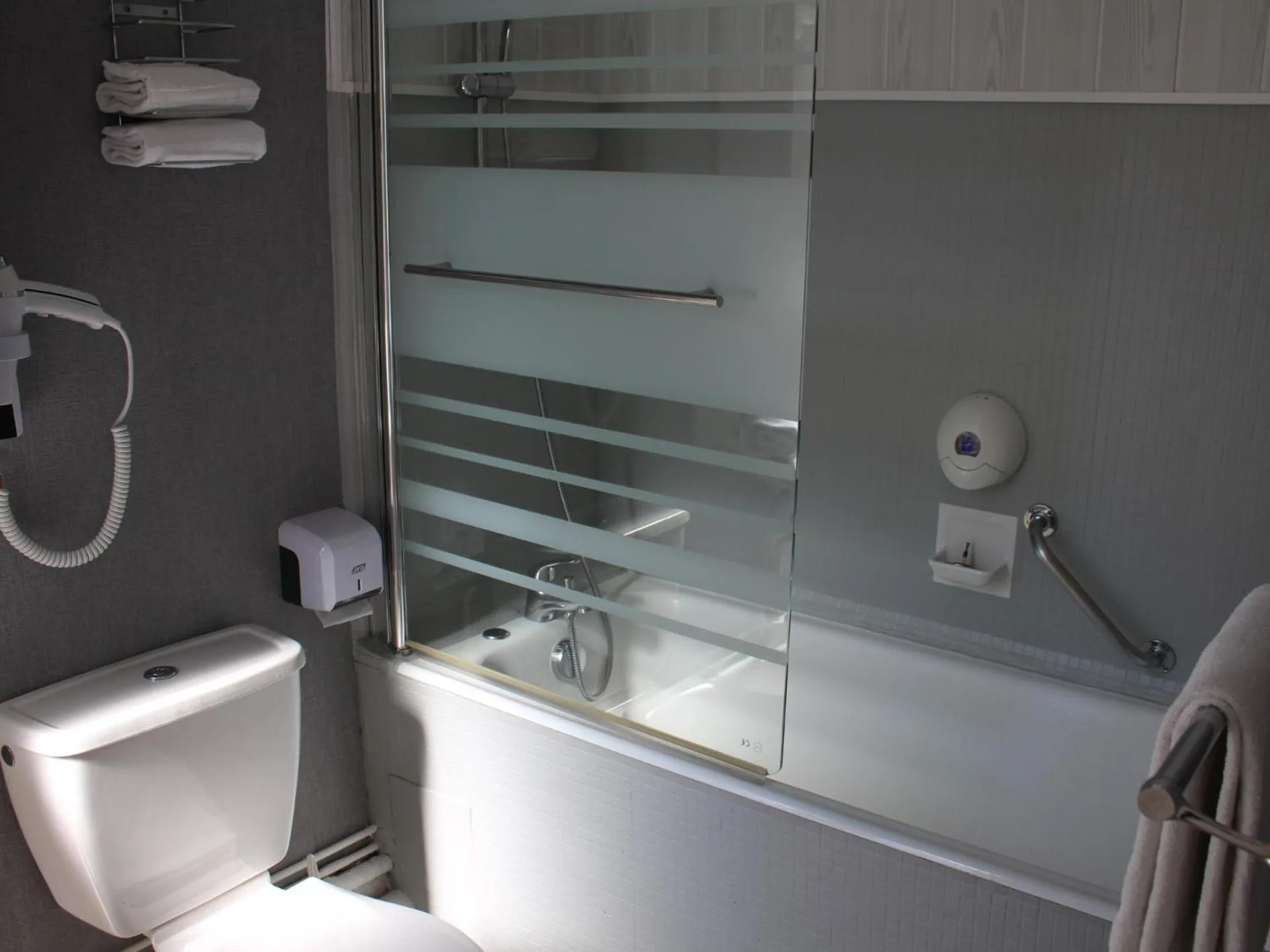 Bathroom in Grand Hôtel de Bourbon-Lancy - Spa et Restaurant - Logis