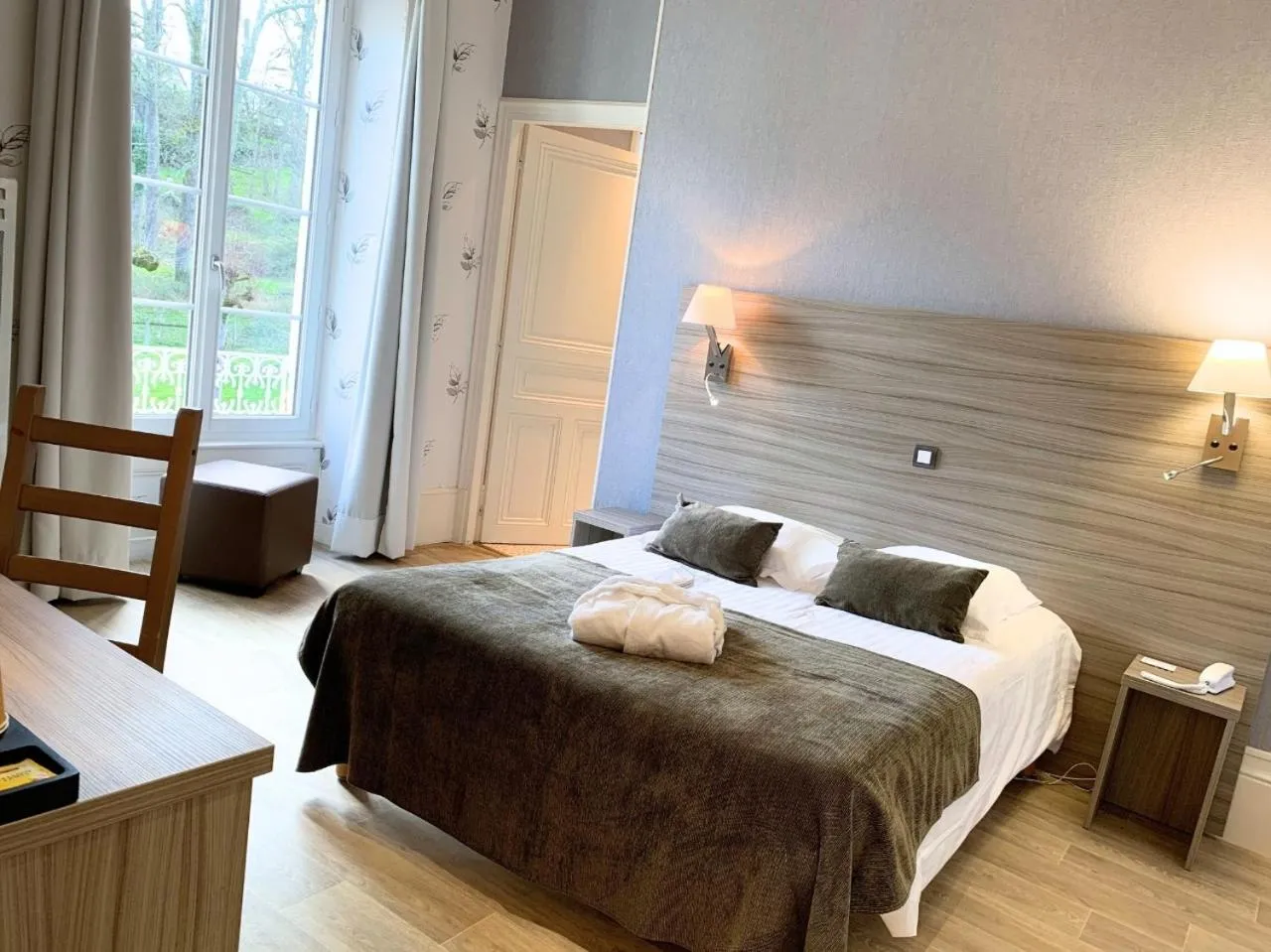 Photo of the whole room in Grand Hôtel de Bourbon-Lancy - Spa et Restaurant - Logis