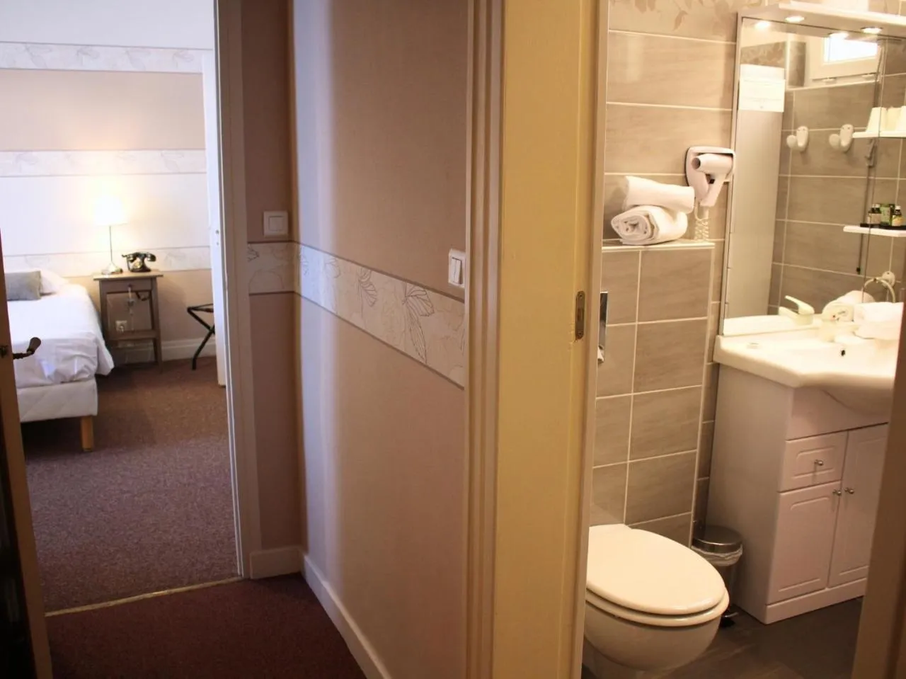 Photo of the whole room in Grand Hôtel de Bourbon-Lancy - Spa et Restaurant - Logis