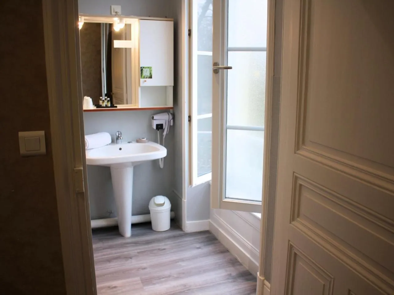 Bathroom in Grand Hôtel de Bourbon-Lancy - Spa et Restaurant - Logis