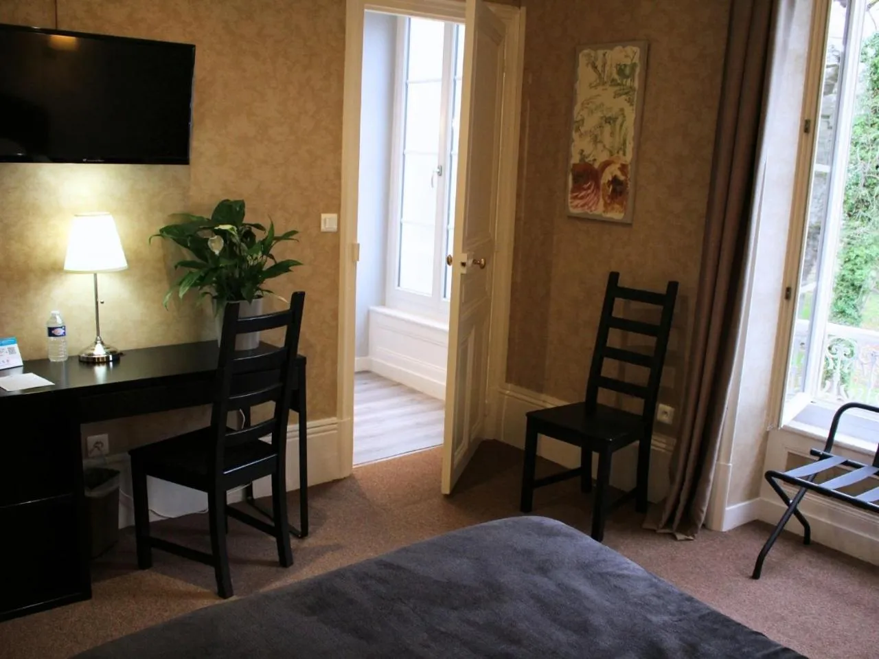 Photo of the whole room in Grand Hôtel de Bourbon-Lancy - Spa et Restaurant - Logis