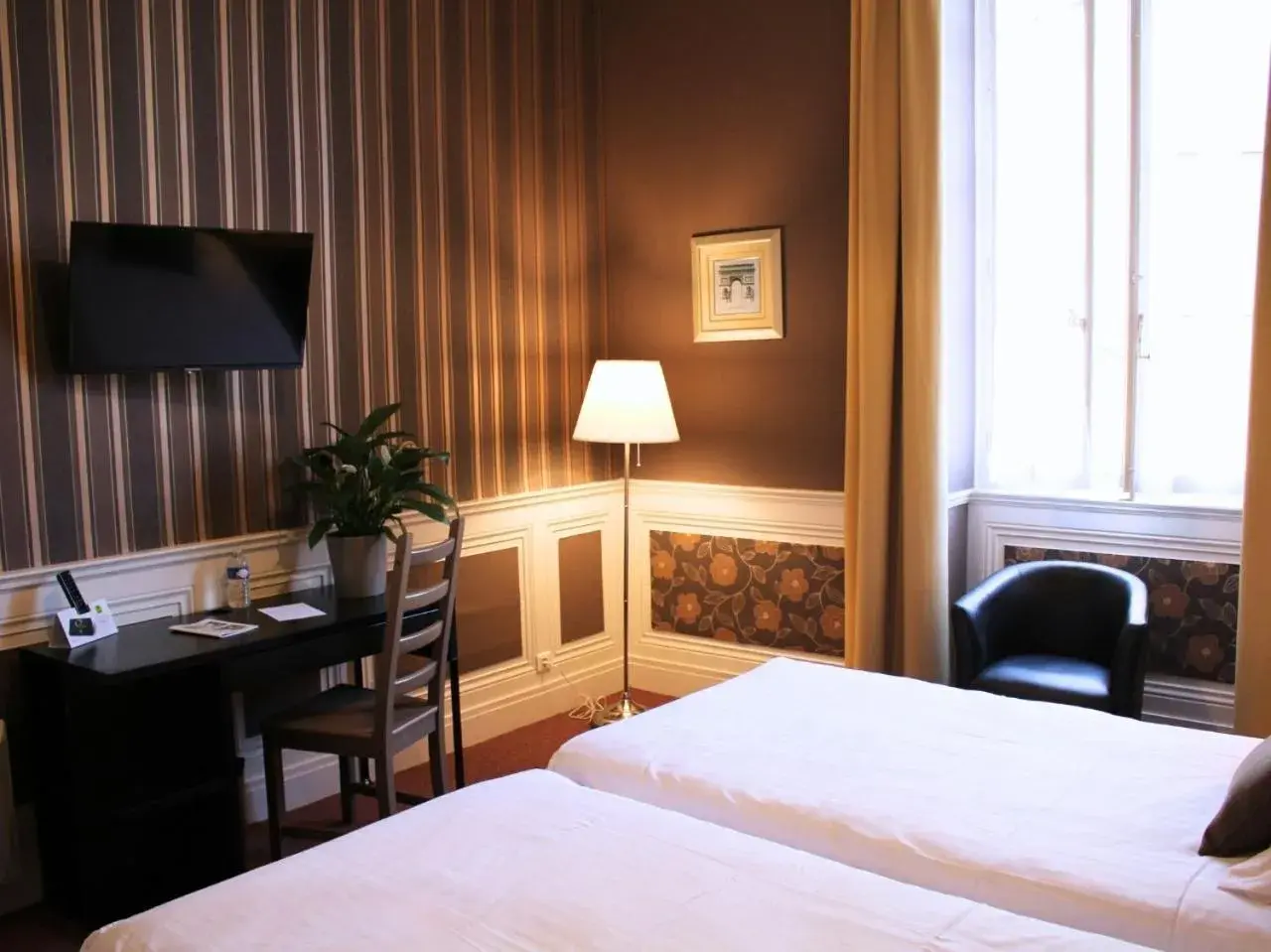Superior Twin Room in Grand Hôtel de Bourbon-Lancy - Spa et Restaurant - Logis Superior Twin Room in Grand Hôtel de Bourbon-Lancy - Spa et Restaurant - Logis