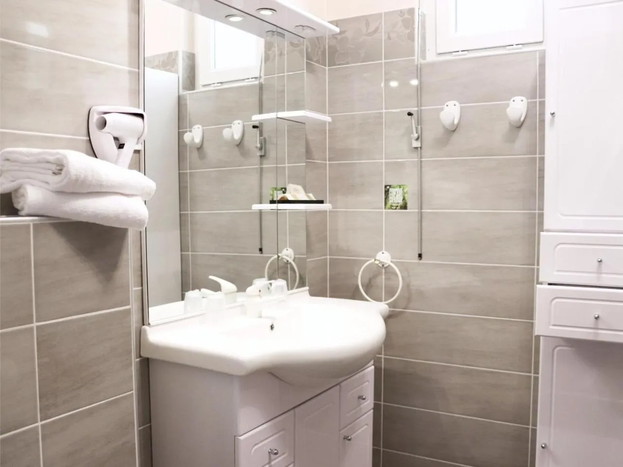 Bathroom in Grand Hôtel de Bourbon-Lancy - Spa et Restaurant - Logis